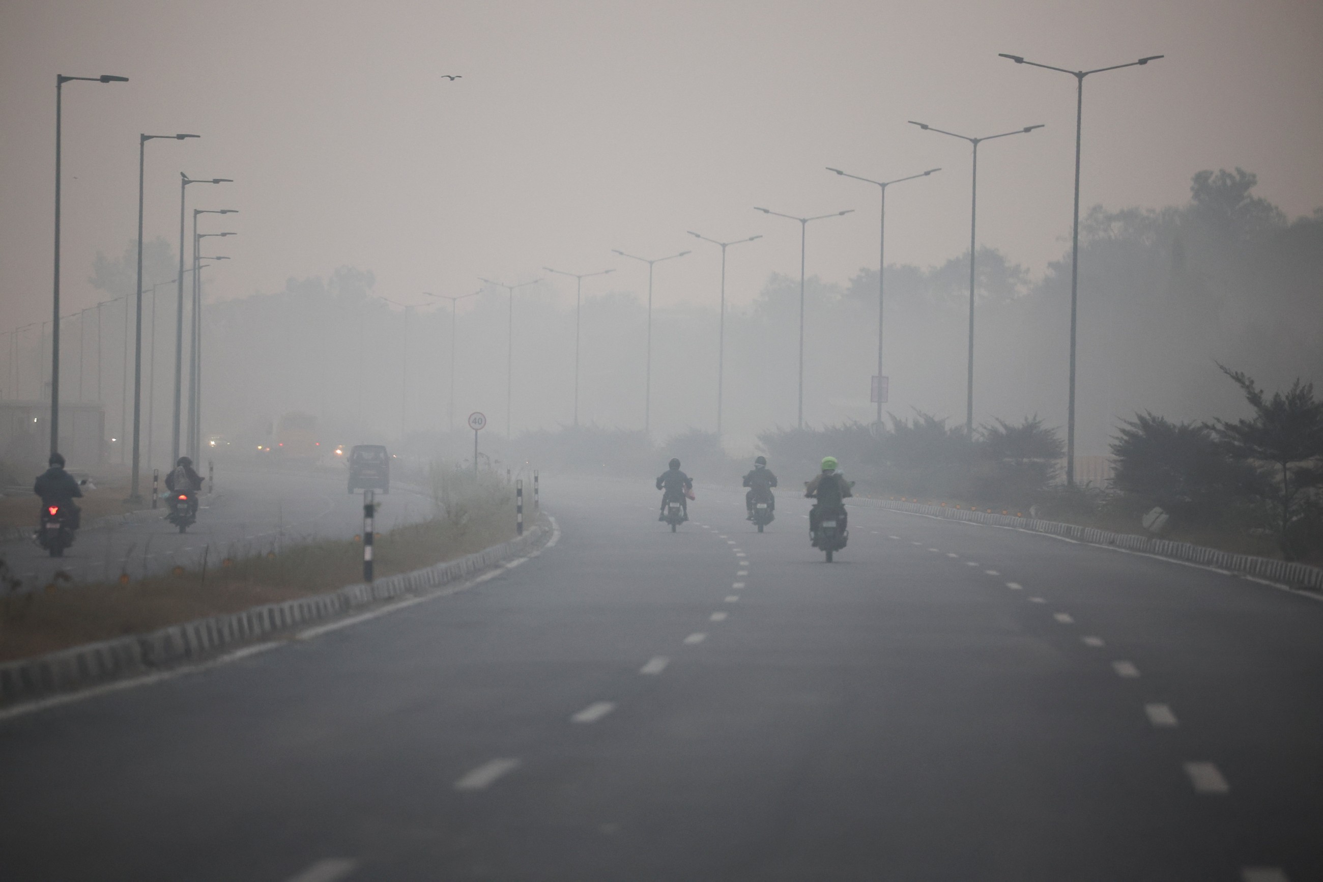 Heavy smog engulfs Delhi-NCR as air quality slips to 'very poor' category