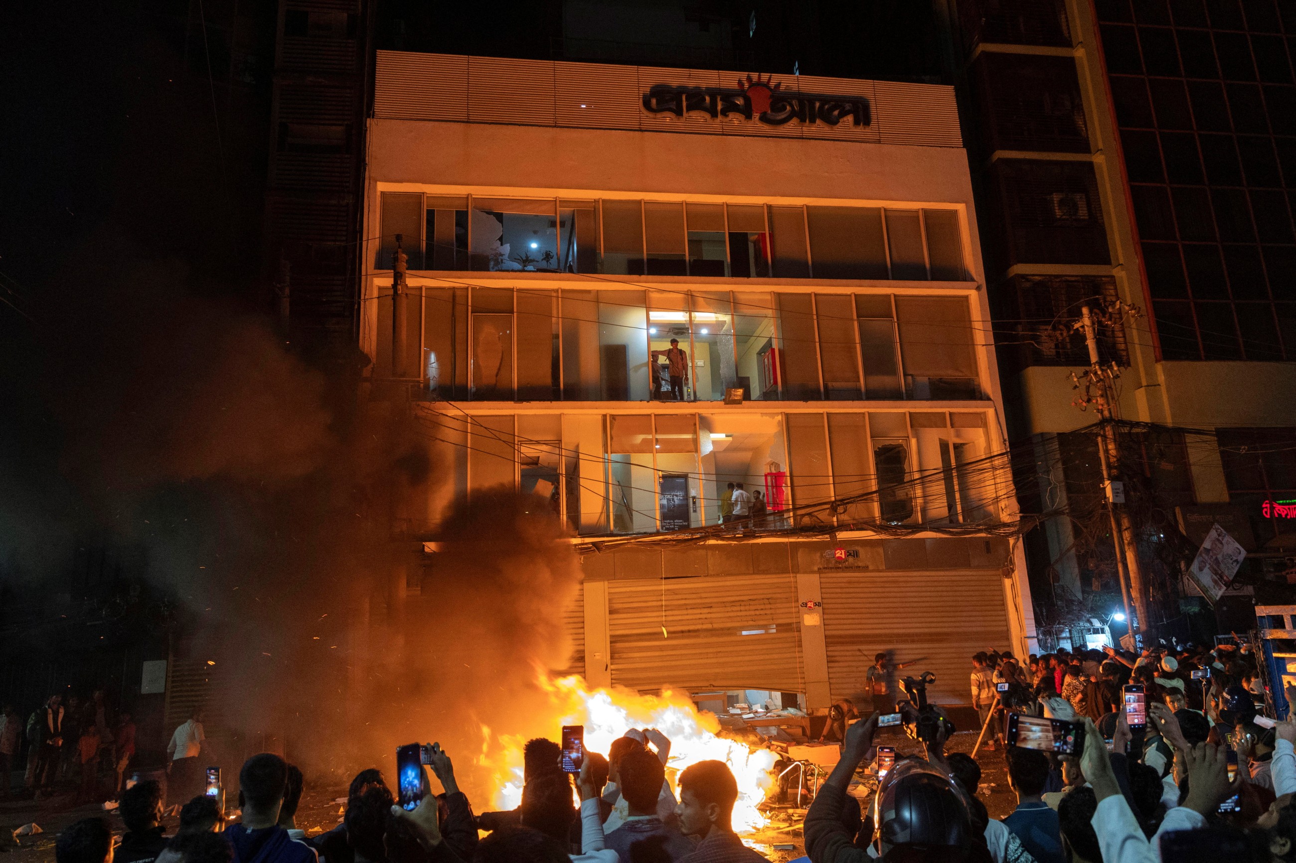 Protesters torch newspaper offices in Dhaka after student leader's death, staff trapped