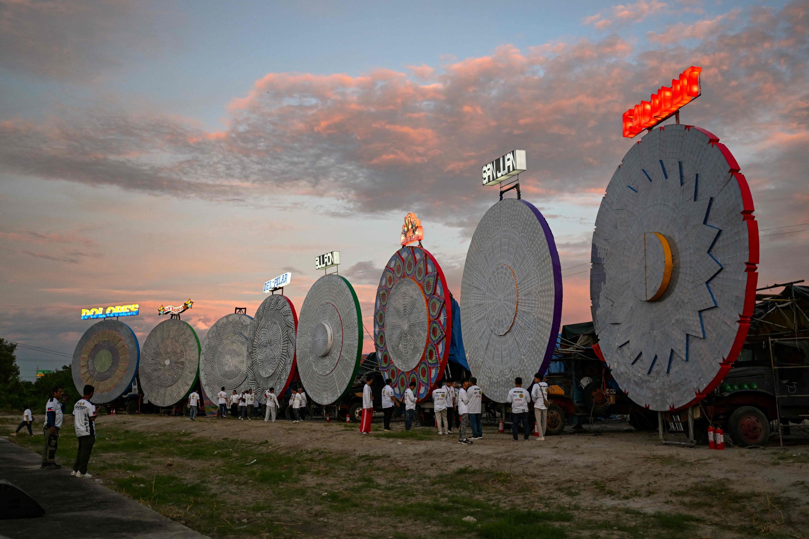 Giant lanterns light up Christmas in Philippines