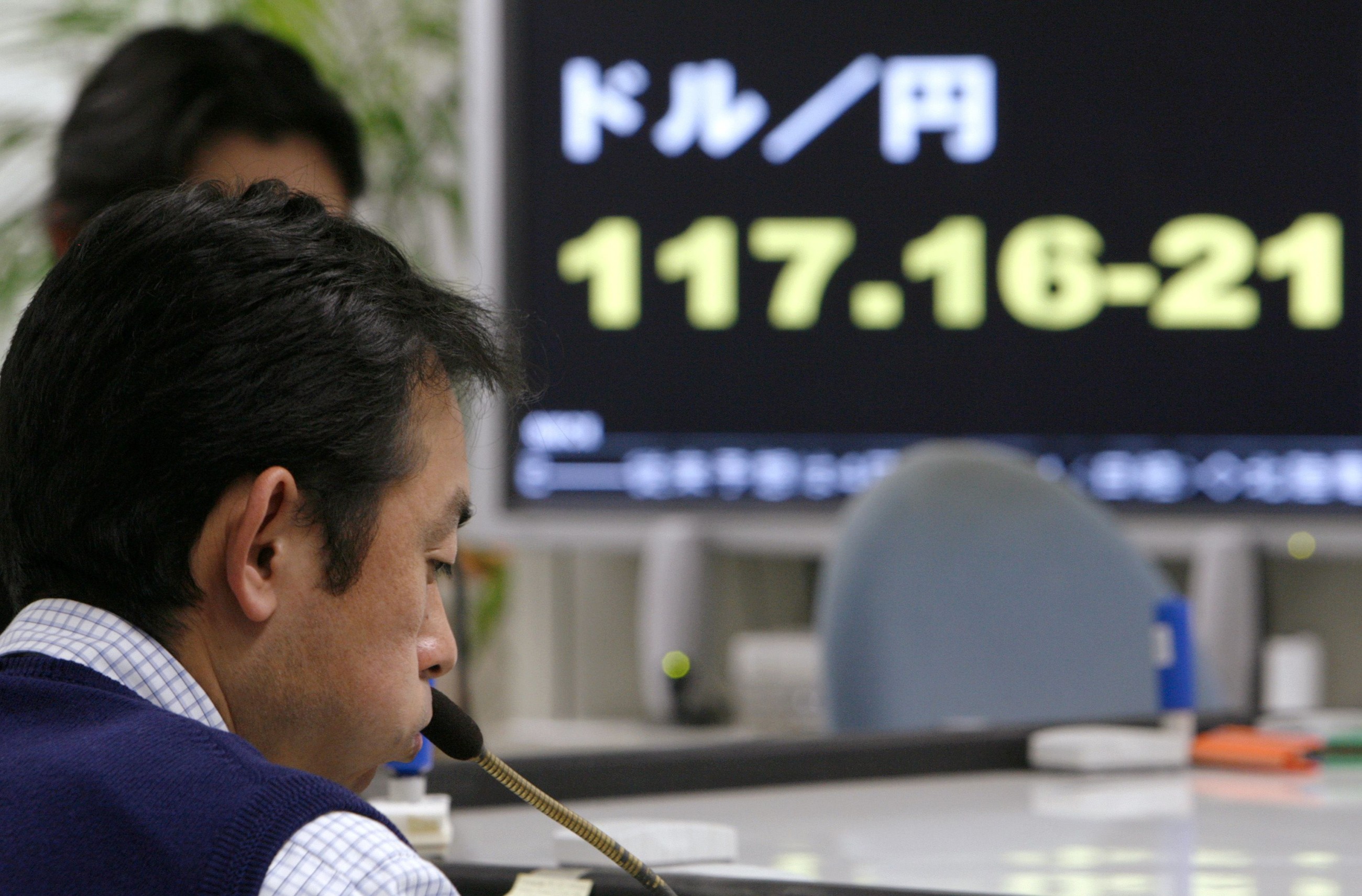 Yen makes gains amid intervention threat, traders await US trade data