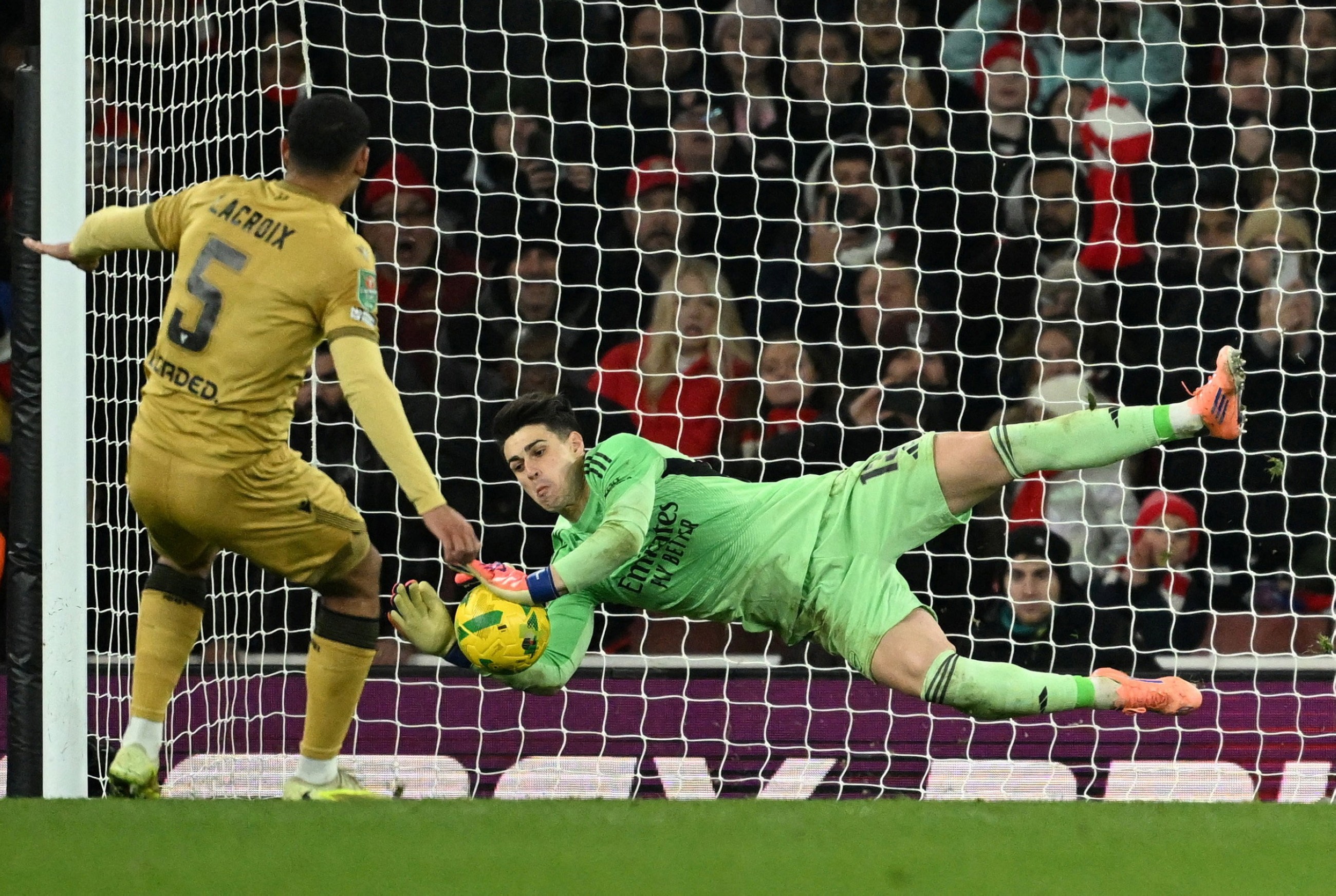 Arsenal reach League Cup semis with shoot-out win over Palace