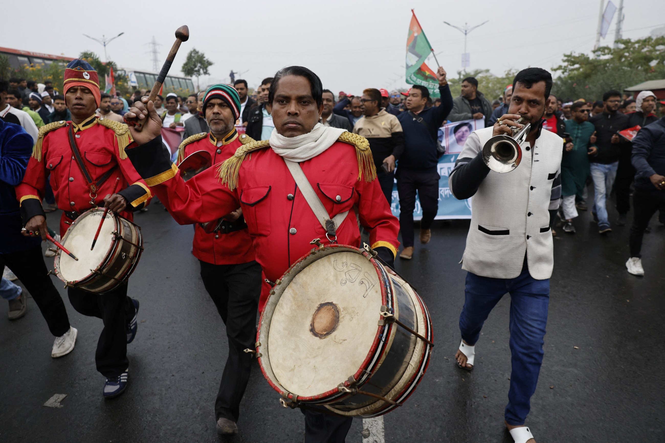 Thousands welcome Khaleda Zia's son Tarique Rahman on his homecoming after 17 years