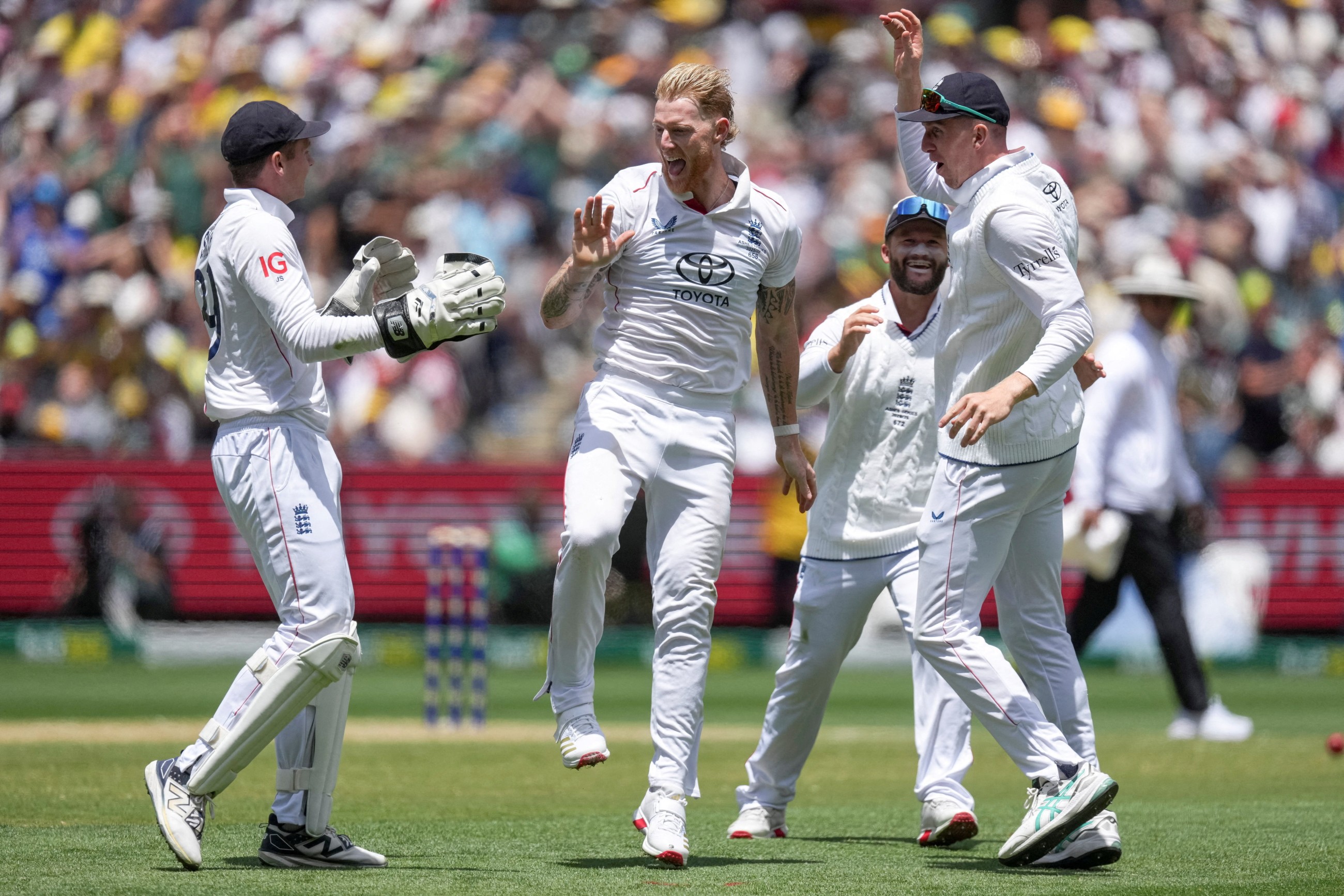 England snap 15-year-old losing streak to win chaotic 4th Ashes Test