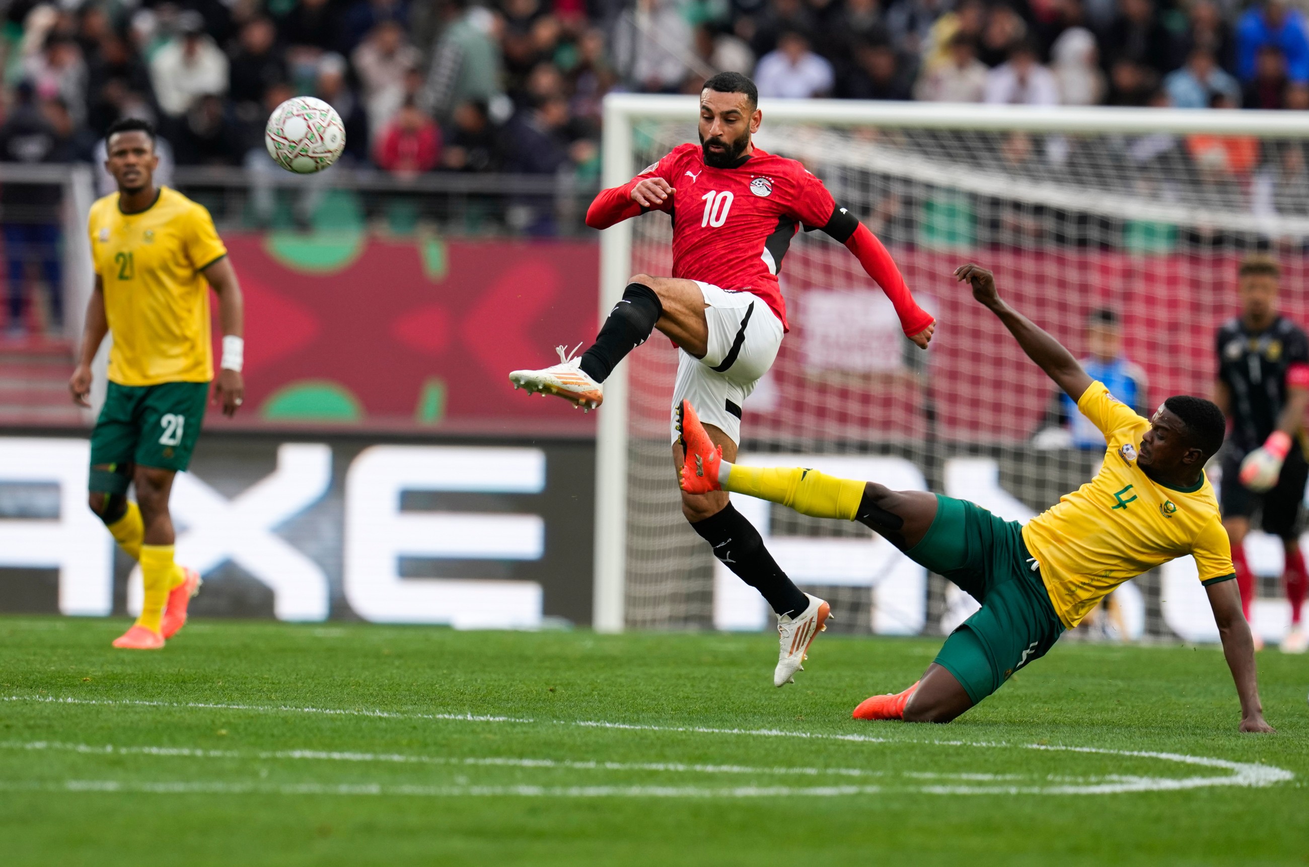 Salah helps 10-man Egypt beat South Africa, book last-16 place