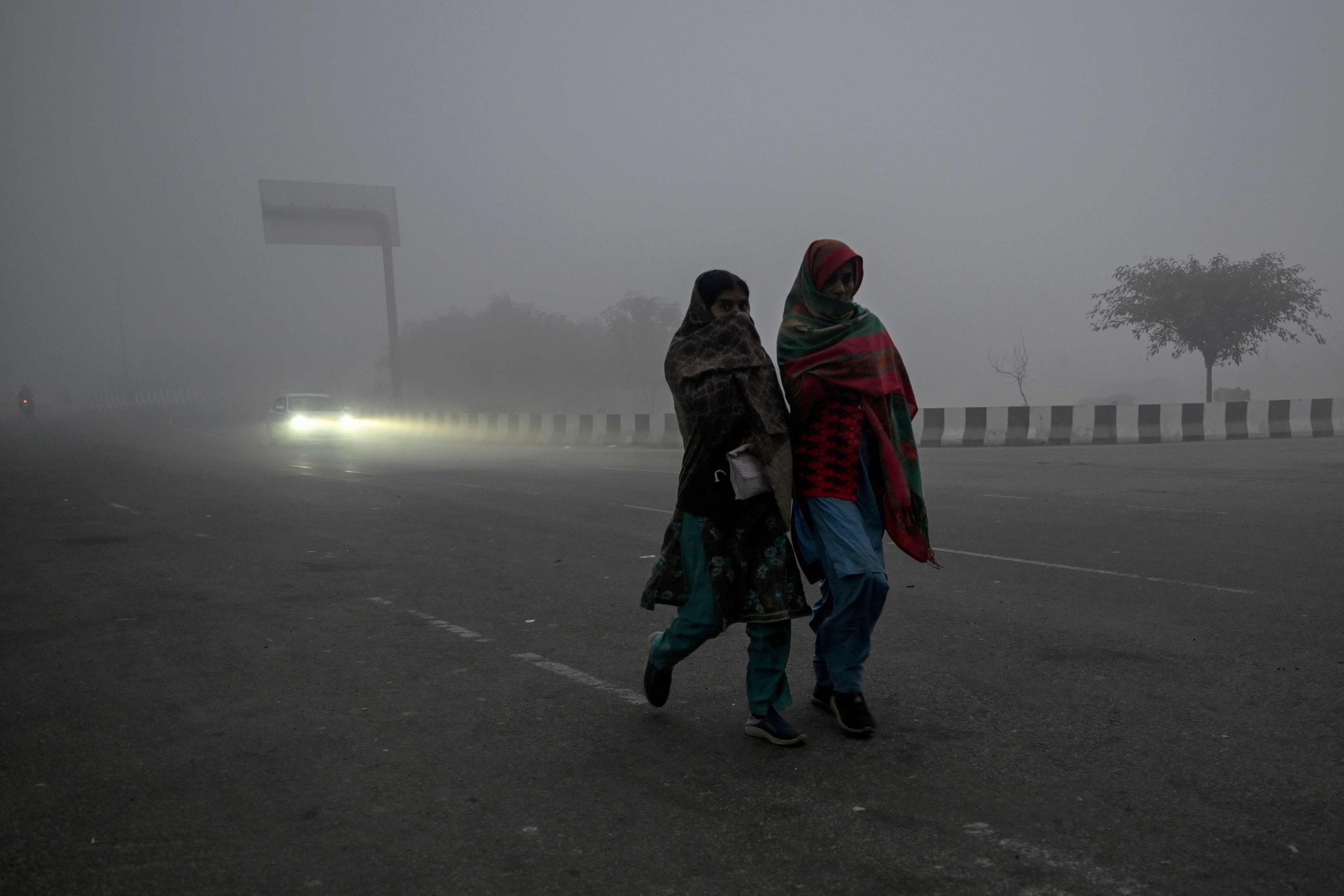 Dense fog disrupts life in Indian capital, many flights delayed