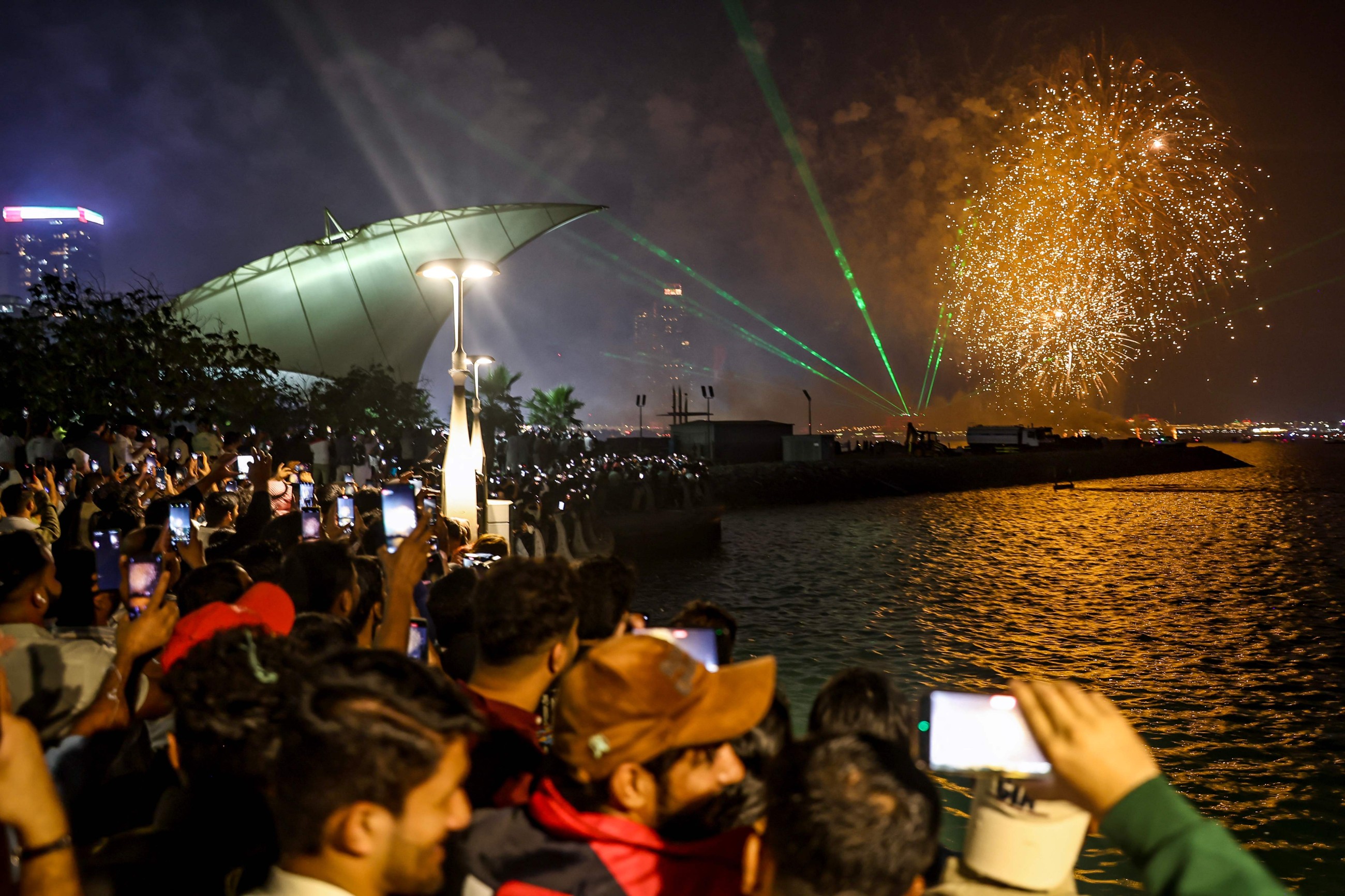 'Year of the Family:' Fireworks light up Abu Dhabi sky and delight thousands of families