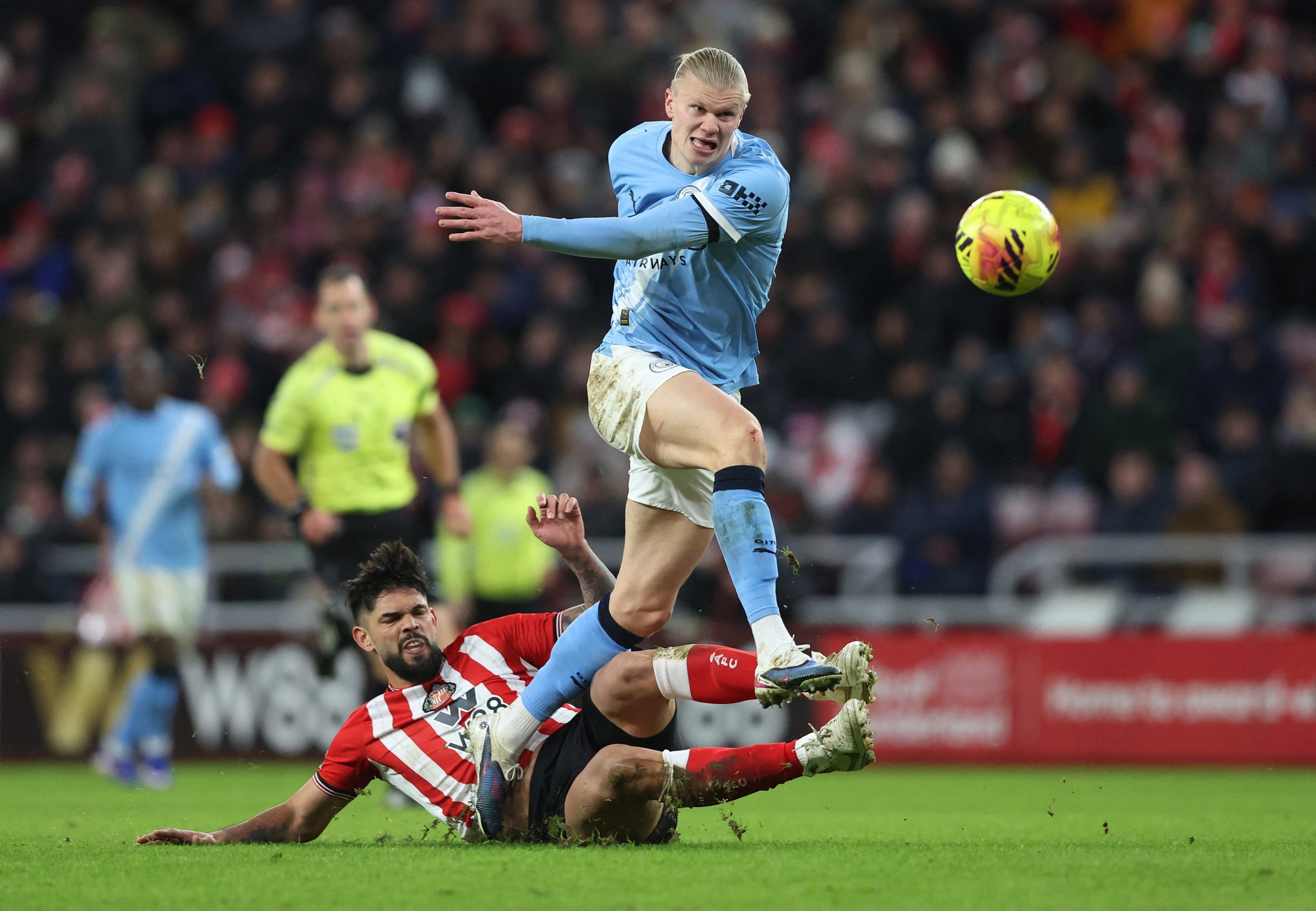 Manchester City charge stalled by spirited Sunderland, Leeds hold Liverpool