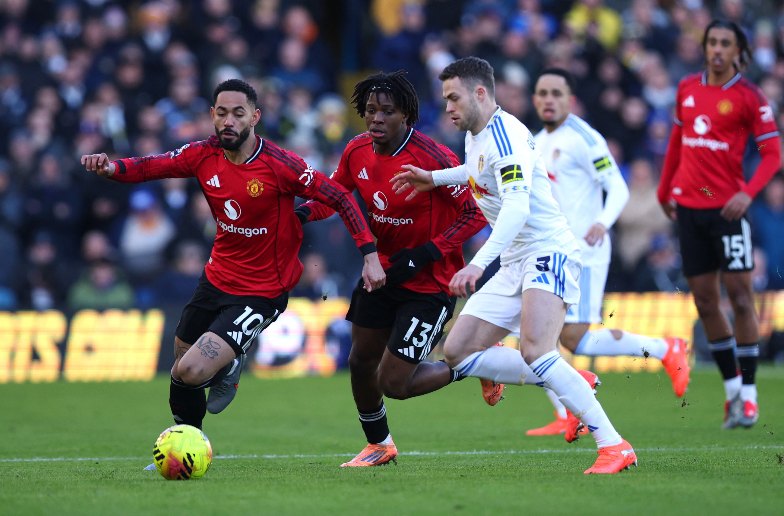 Cunha rescues Manchester United in Leeds draw, Arsenal stretch lead with victory