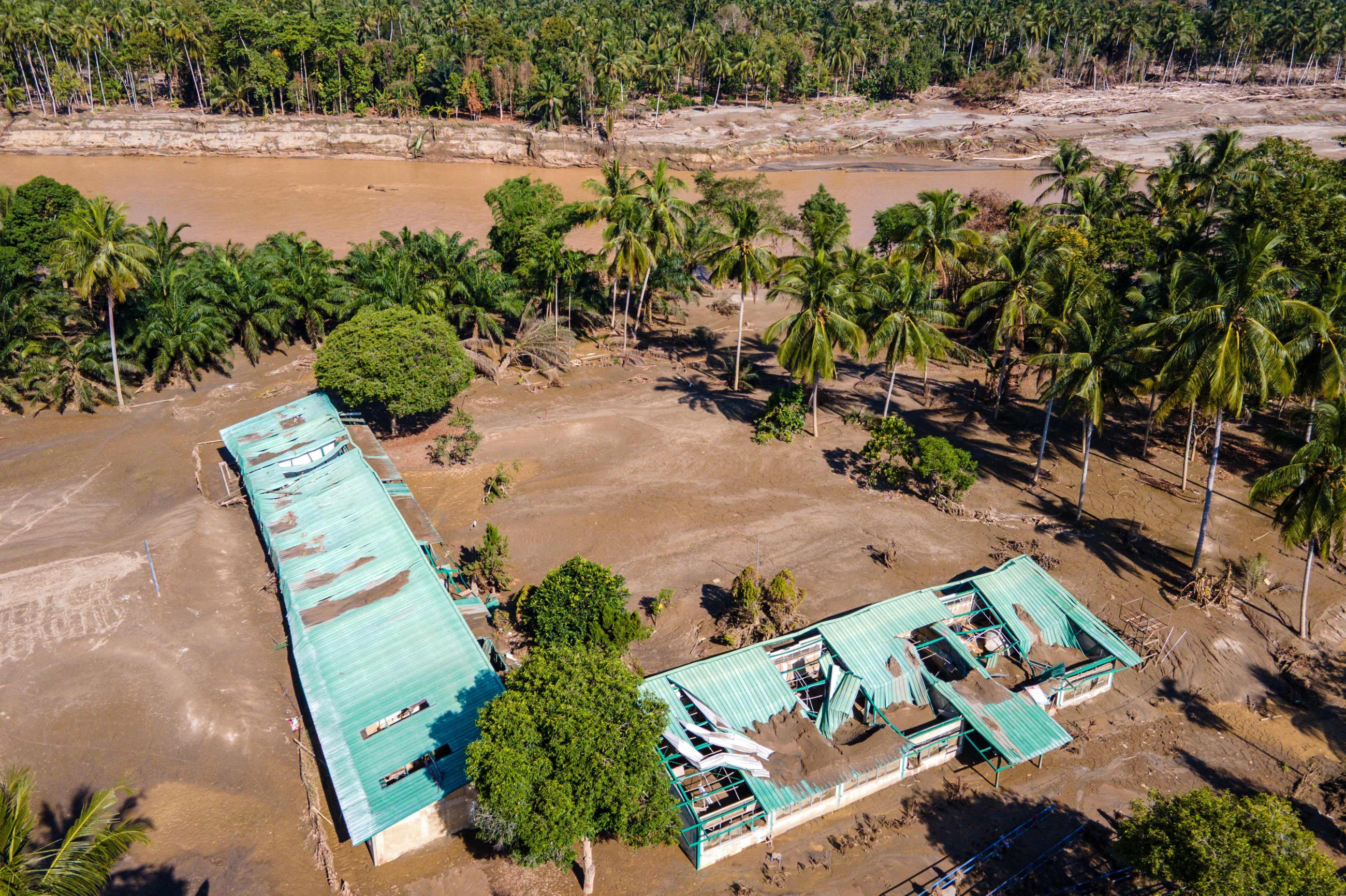 Indonesia flood kills 16, displaces hundreds