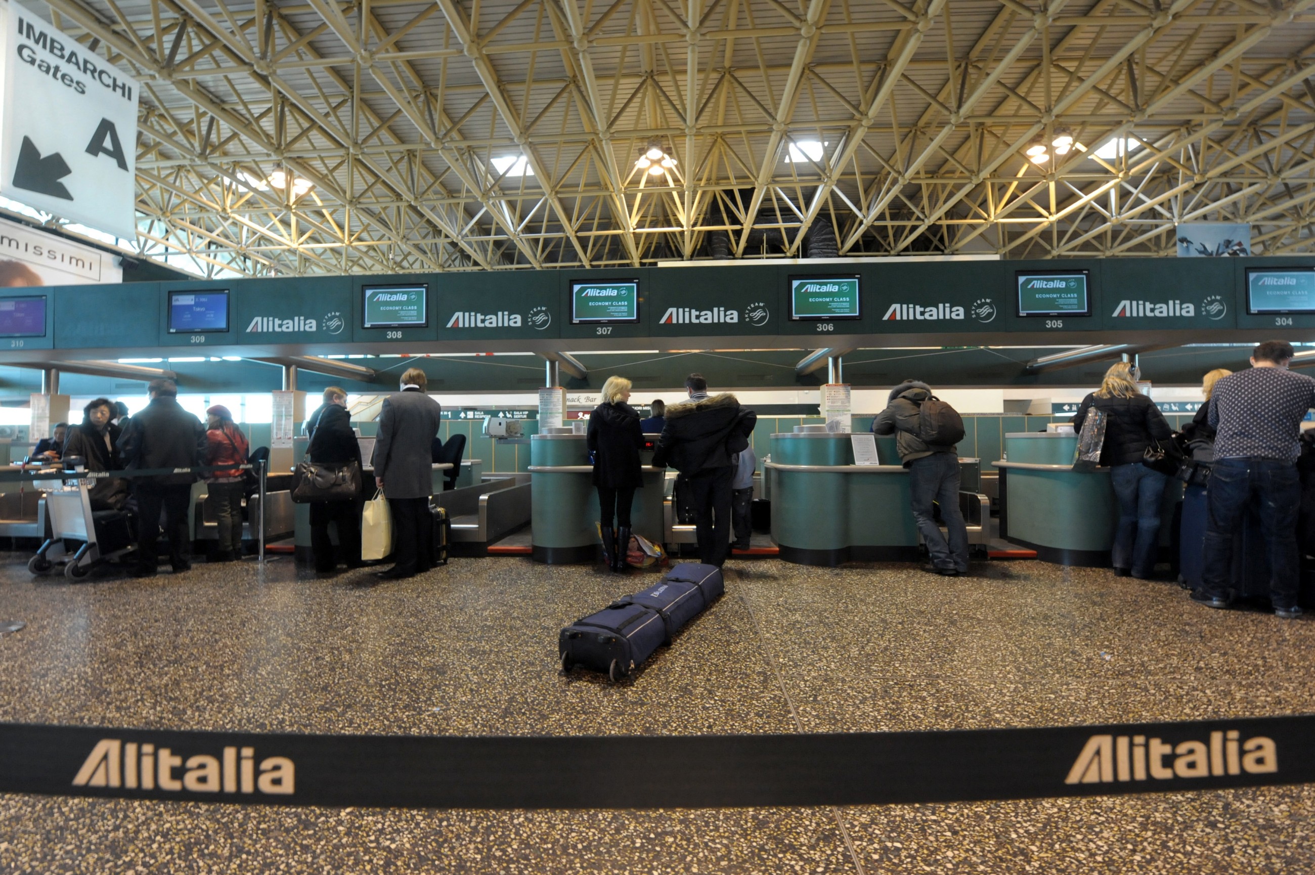 Pro-Palestinian protesters block Israel-bound passengers at Italian airport