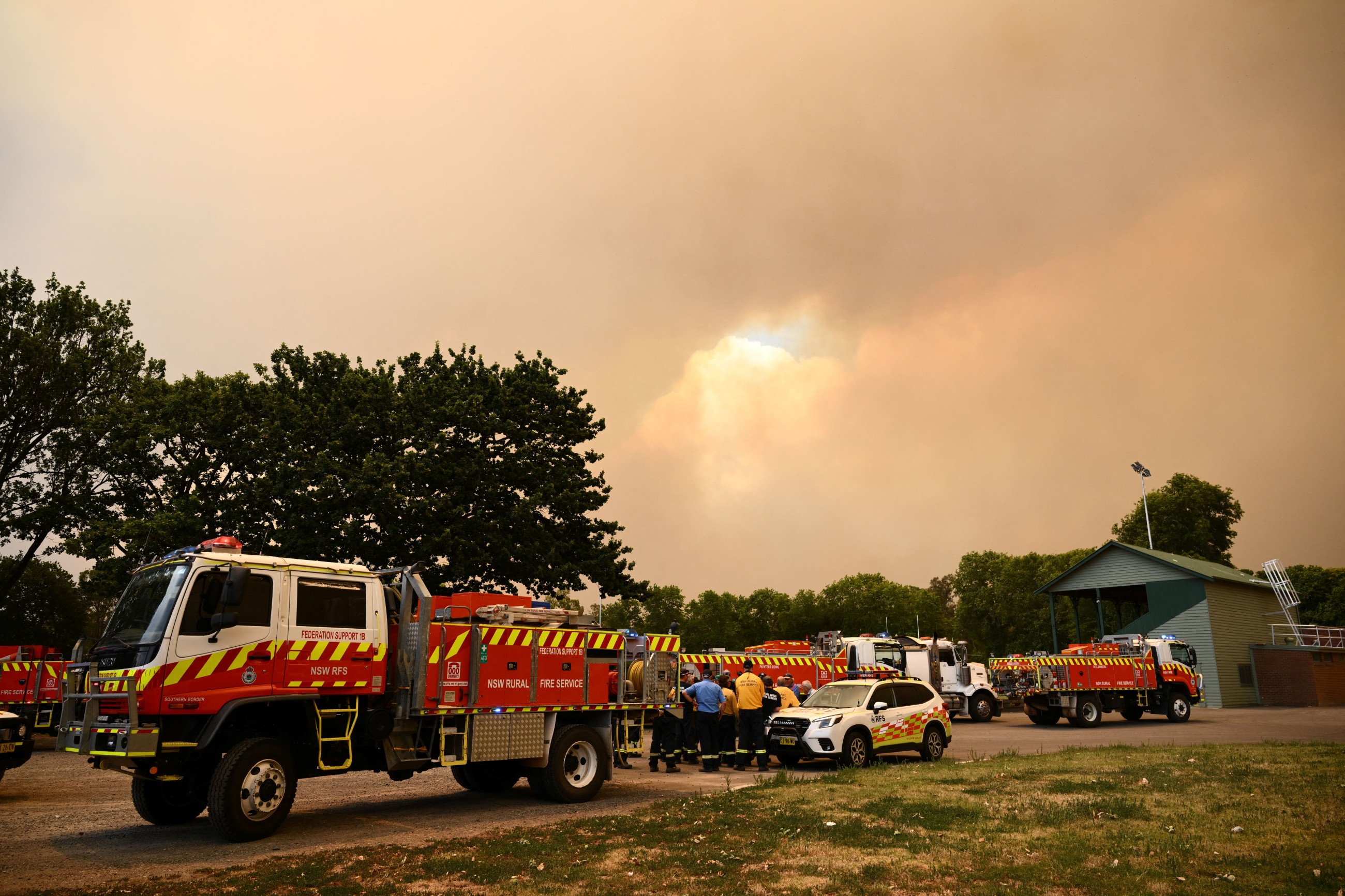 Australian bushfires raze homes, cut power to tens of thousands