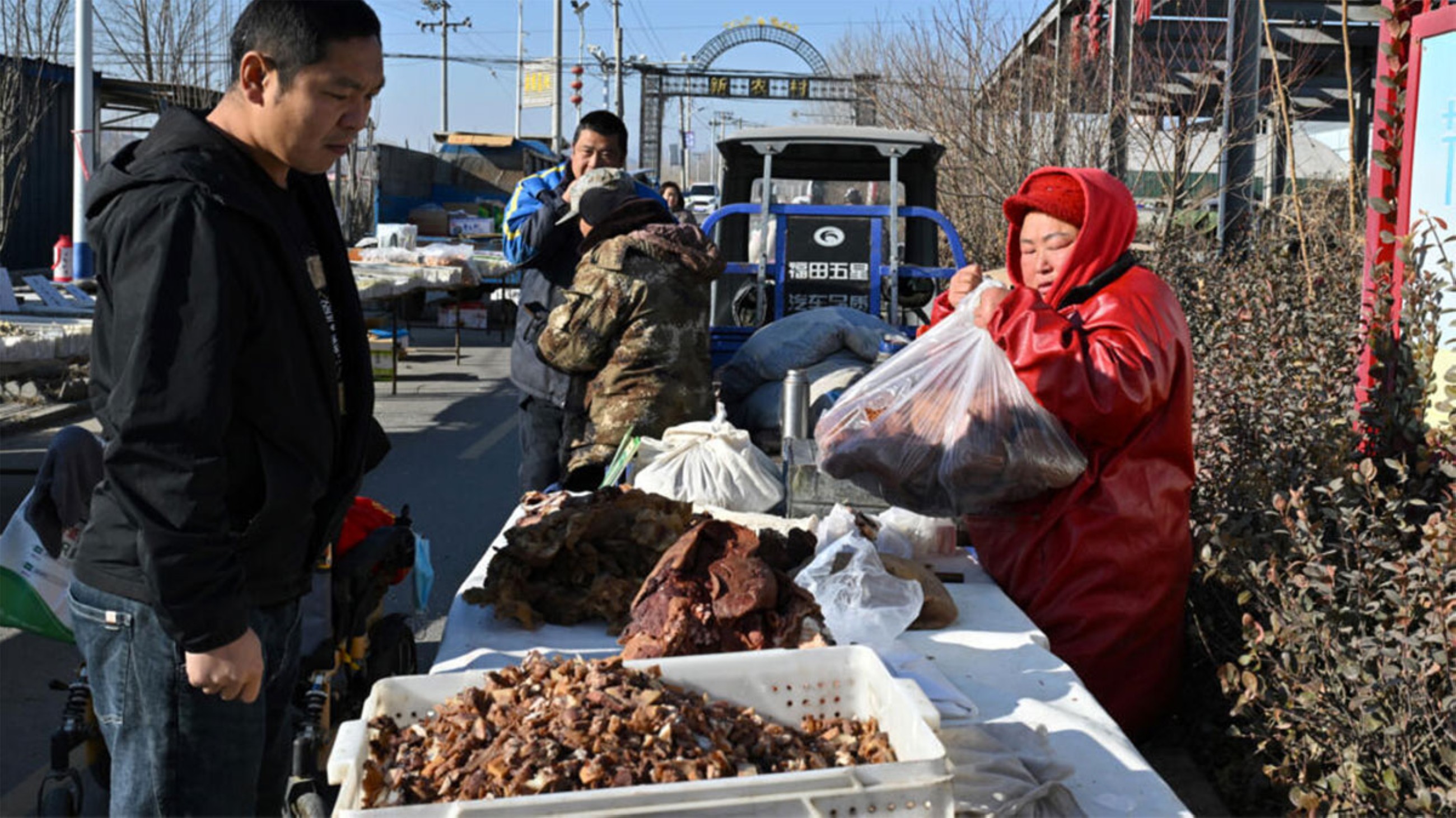 The common Chinese villagers struggle for heat