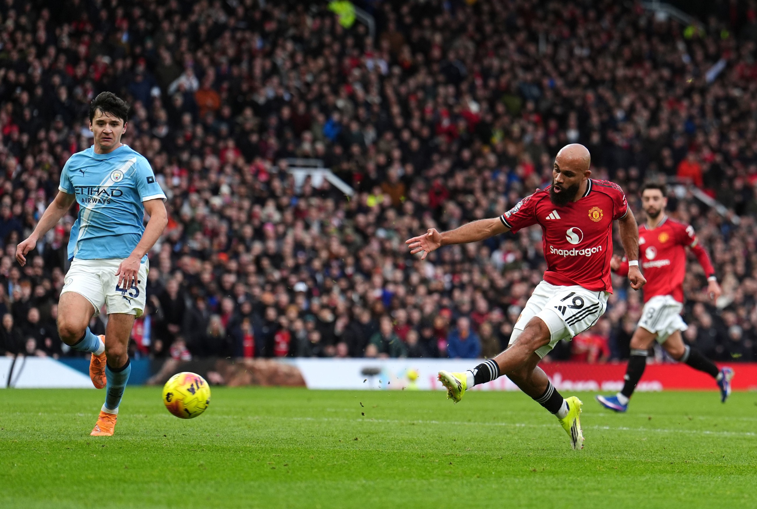 United sweep past City to give Carrick a dream start