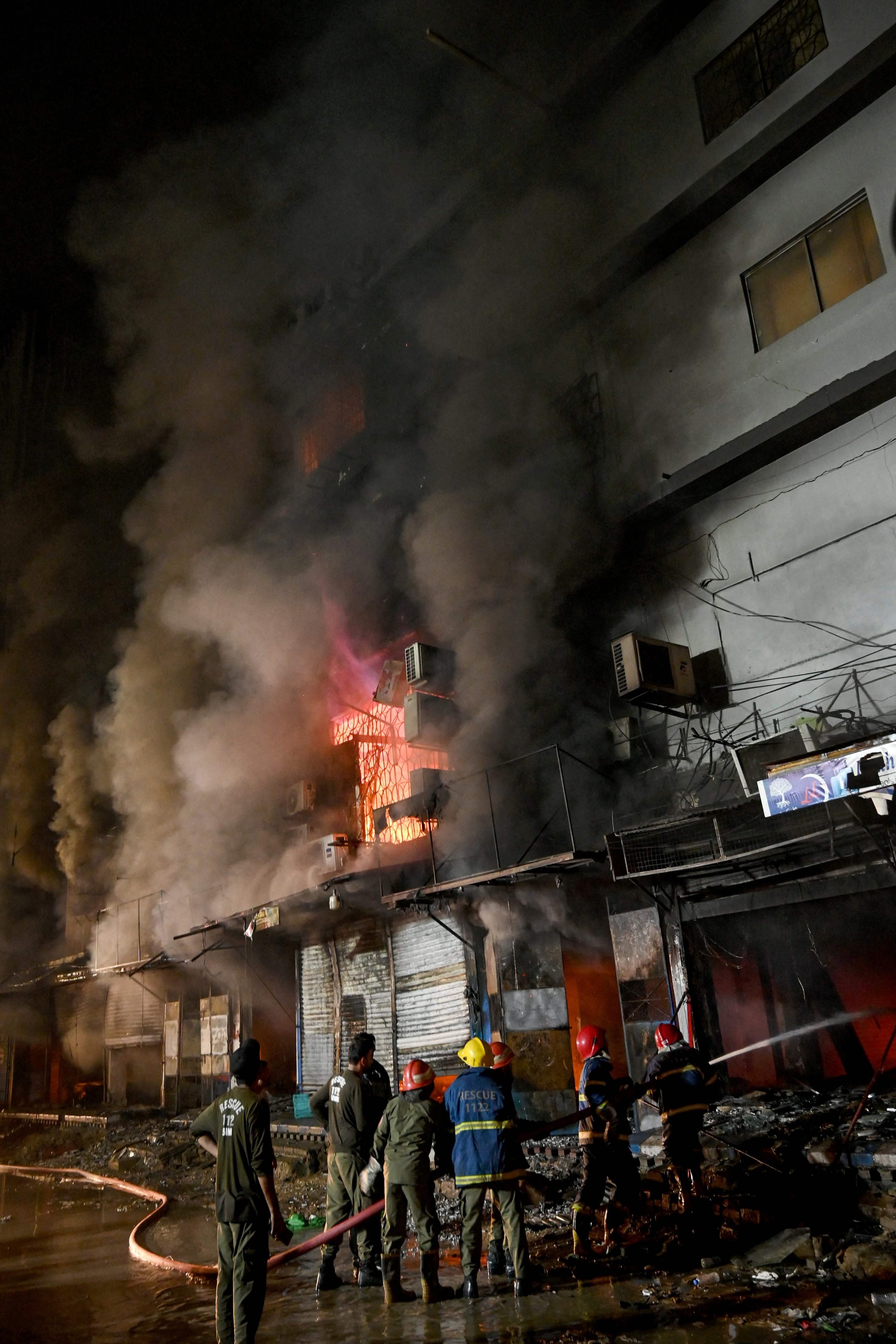 Massive fire kills 6 in Pakistan's largest city Karachi