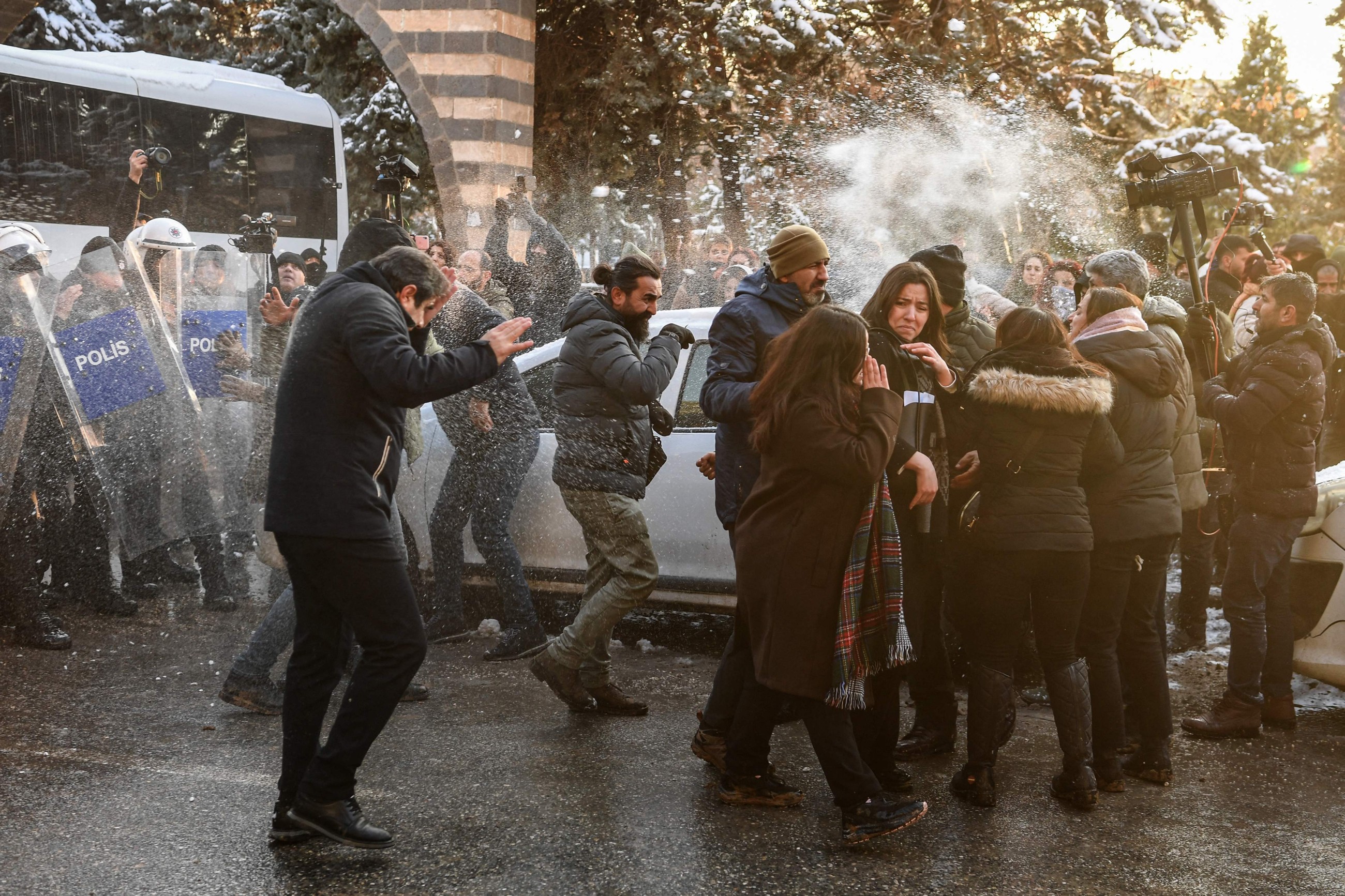 Syria tightens grip after Kurdish pullback; Daesh prisoners escape