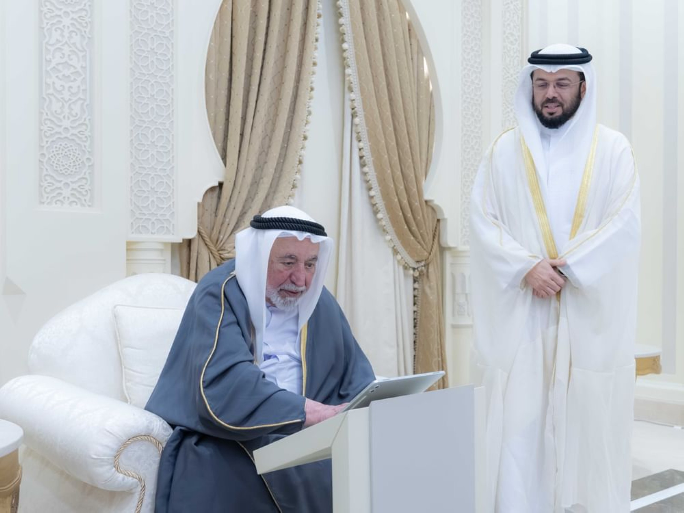 Sheikh Sultan receives sons of reciter Abdul Basit Abdul Samad