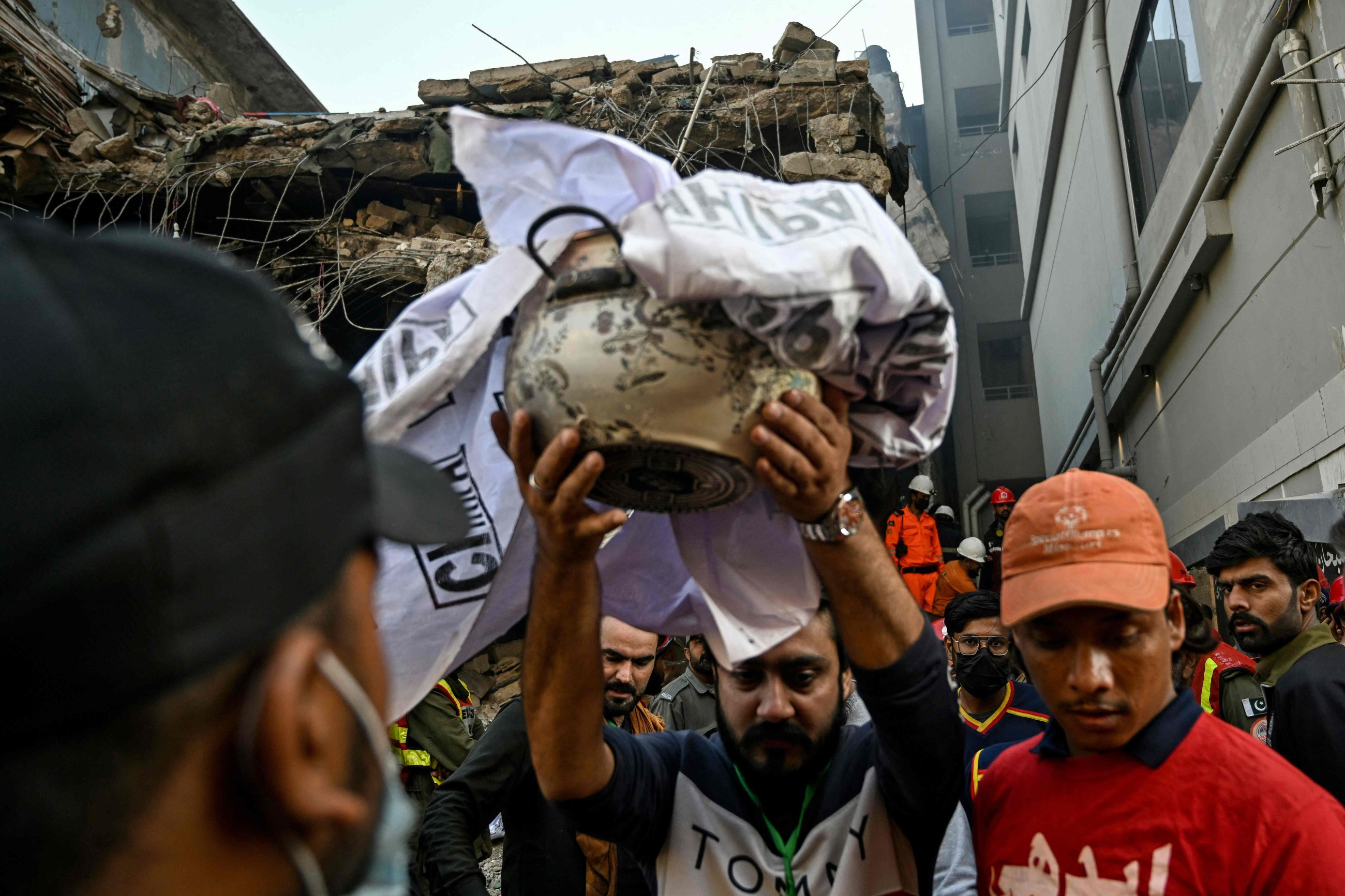 Dozens of body parts are found after shopping plaza fire in Pakistani city of Karachi