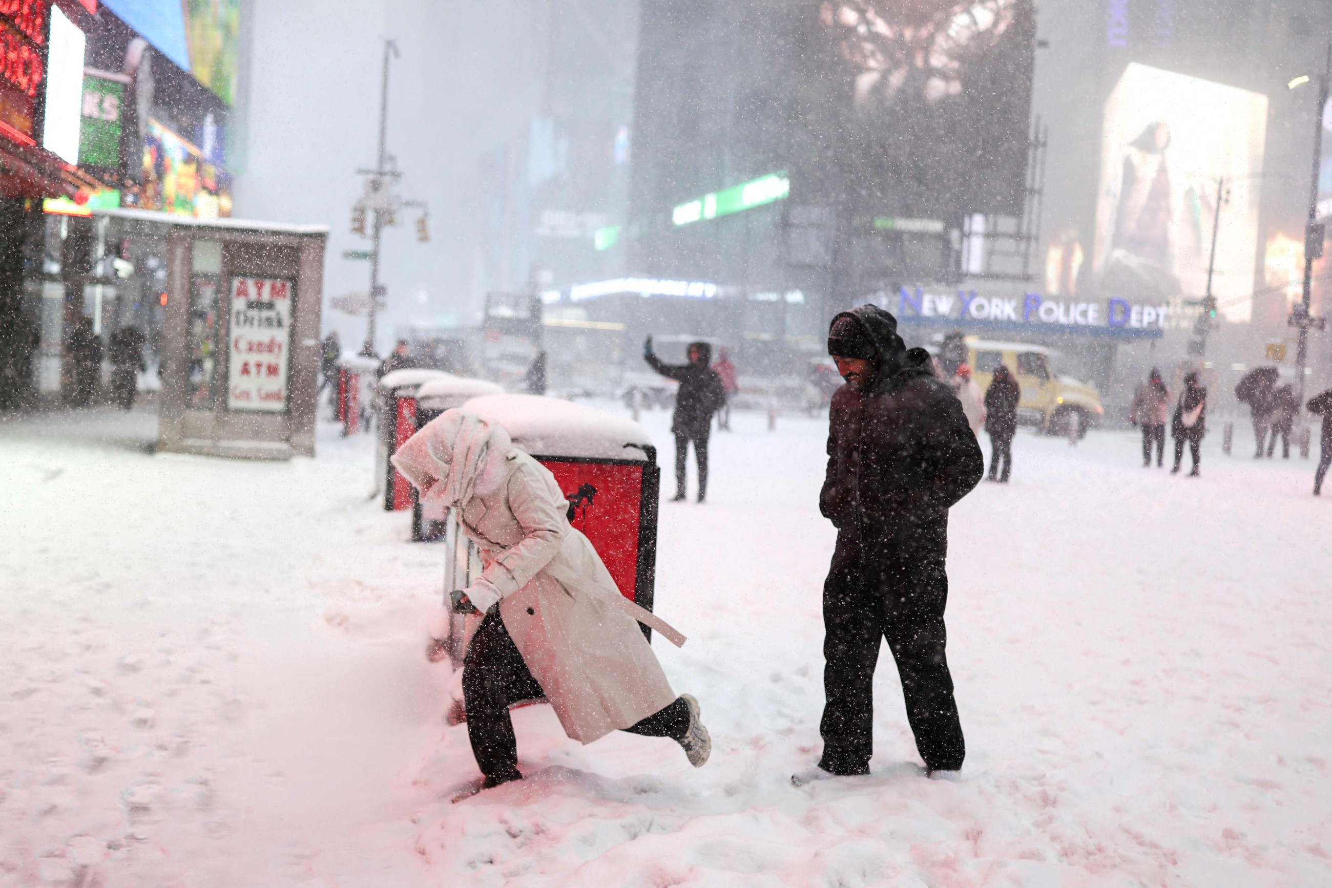US snowstorm leaves 850,000 without power, forces 10,000 flight cancellations