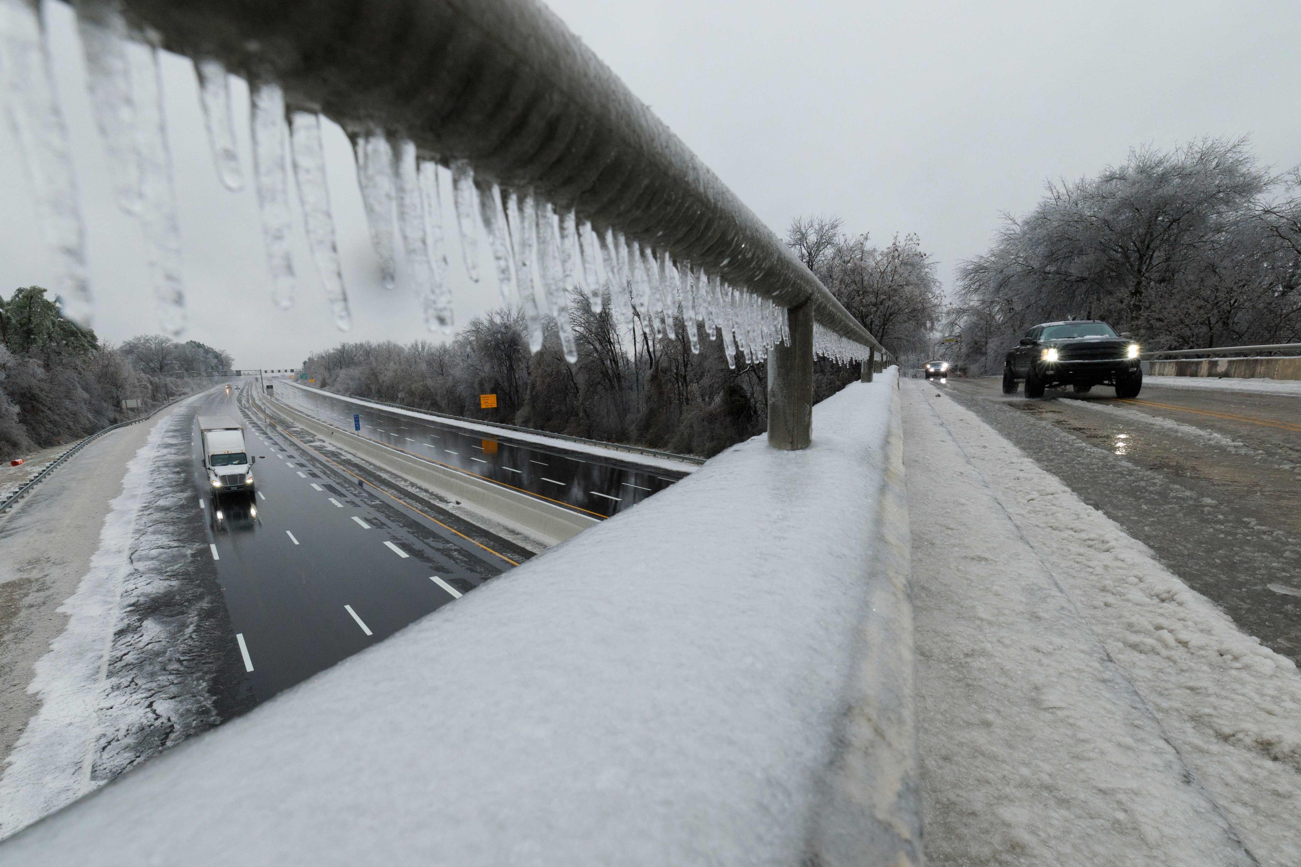 US snowstorm leaves 850,000 without power, forces 10,000 flight cancellations