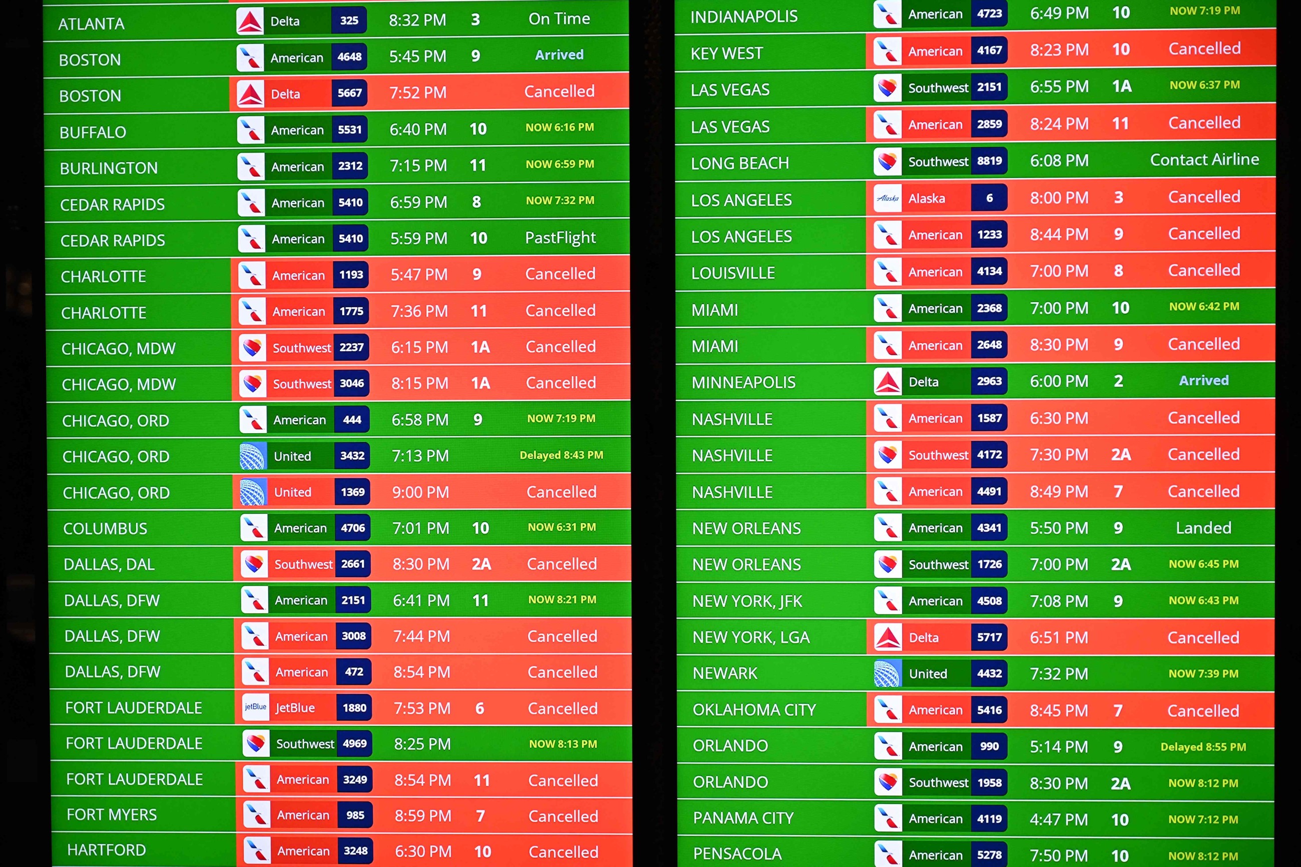 US snowstorm leaves 850,000 without power, forces 10,000 flight cancellations