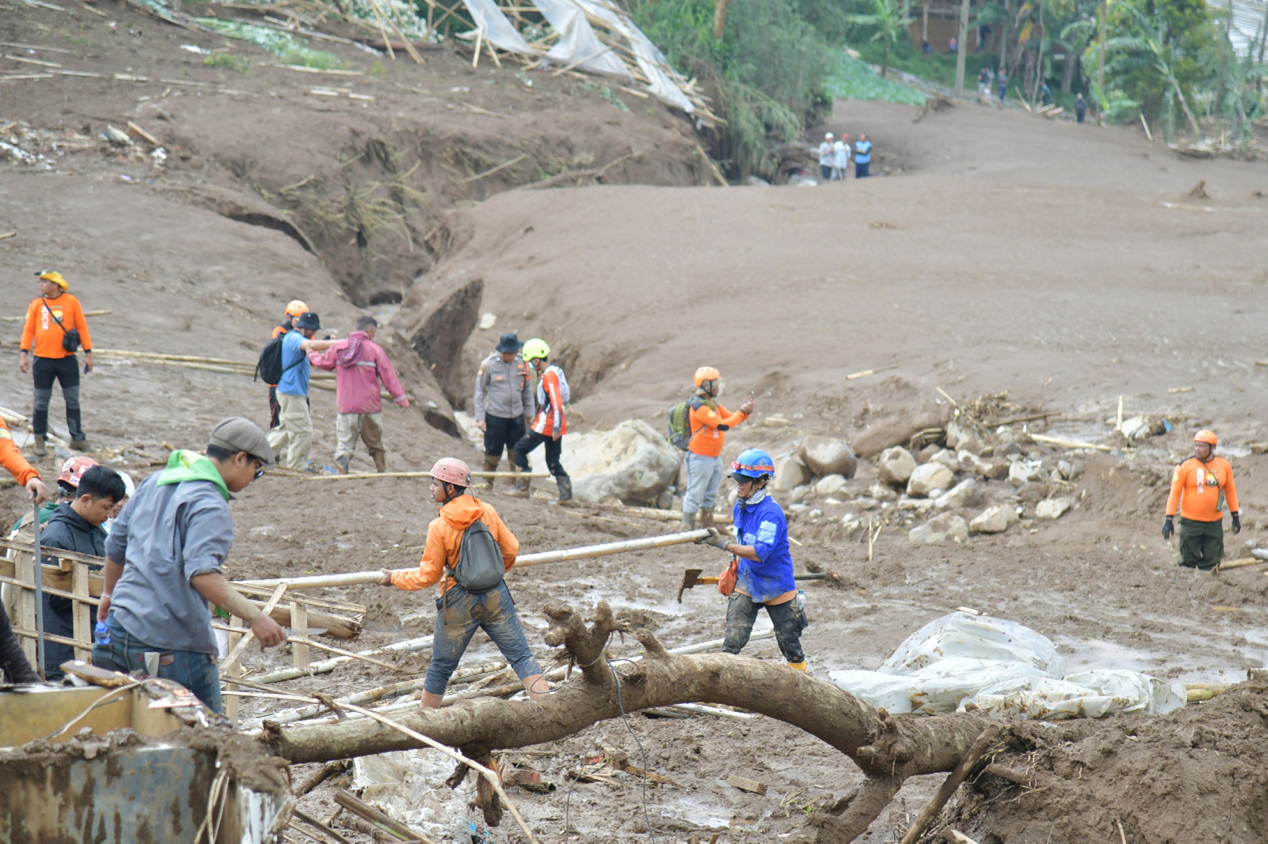 Indonesia landslide death toll rises to 17