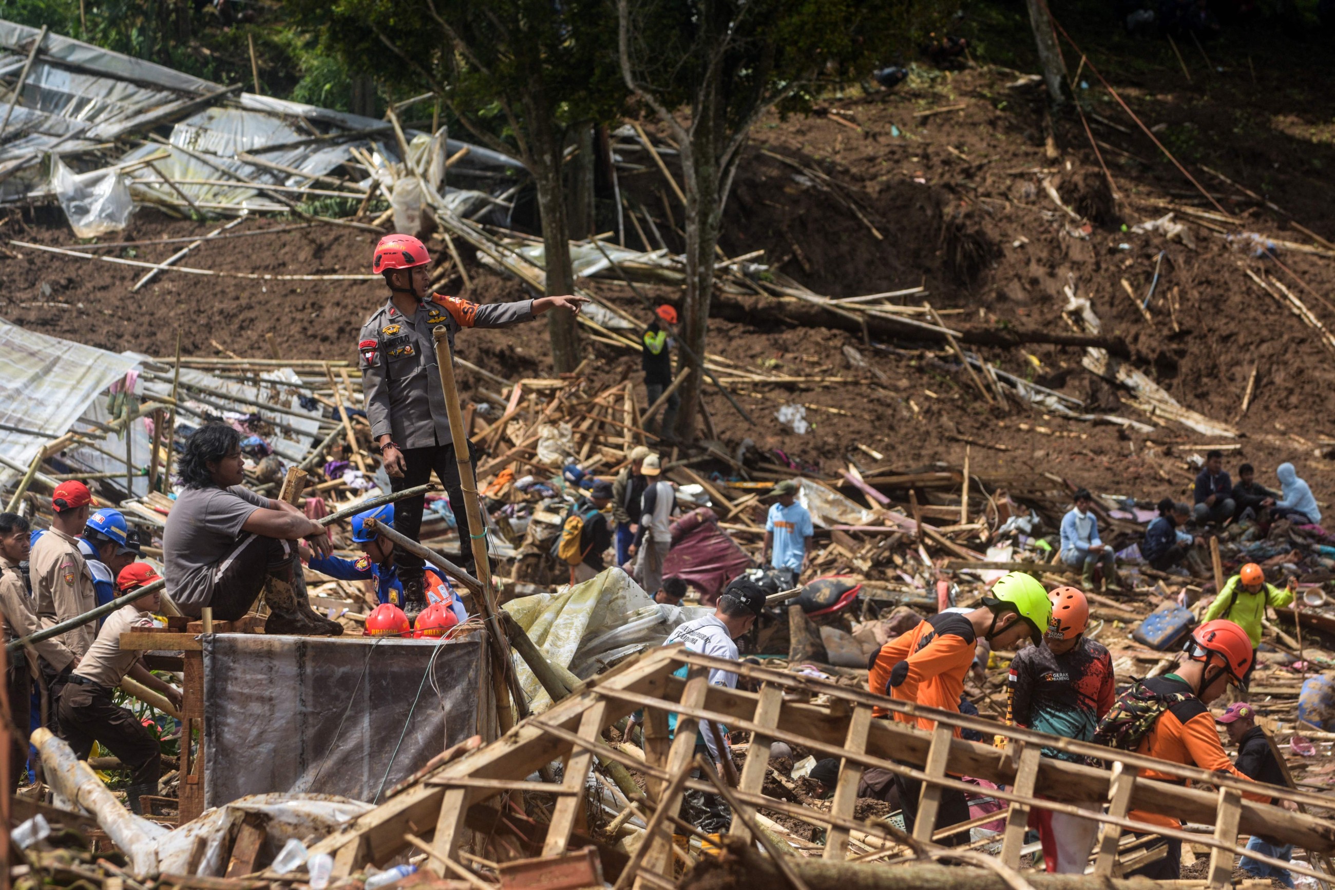 Indonesia landslide death toll rises to 17