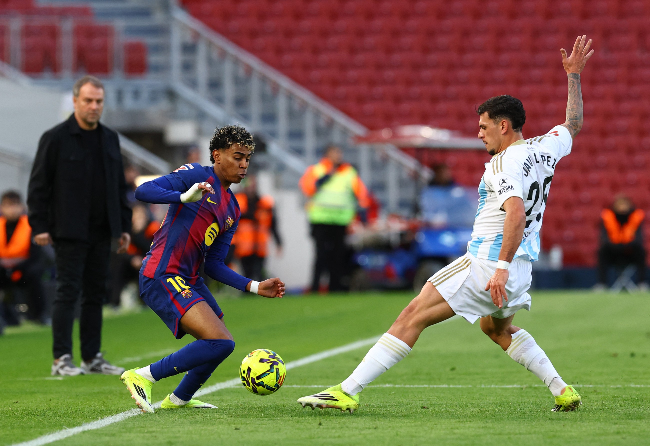 Yamal hits stunner as Barcelona sink Oviedo to reclaim top spot