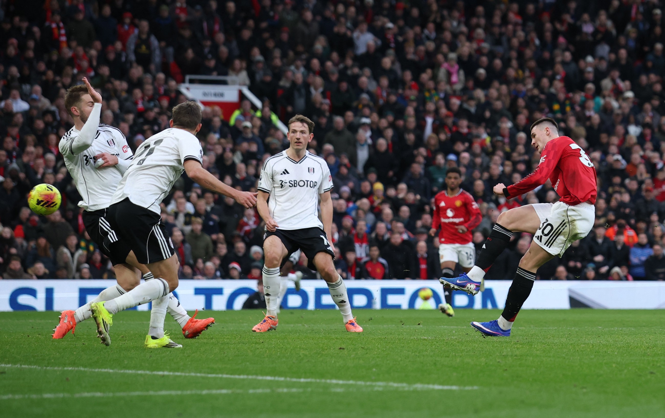 Sesko strike rescues United as Villa beaten by Brentford