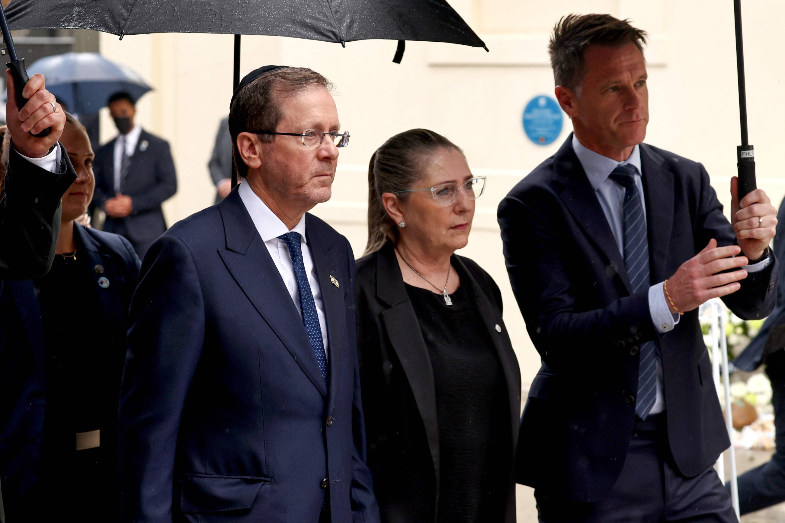 Police use pepper spray as thousands protest Israeli president's visit to Australia