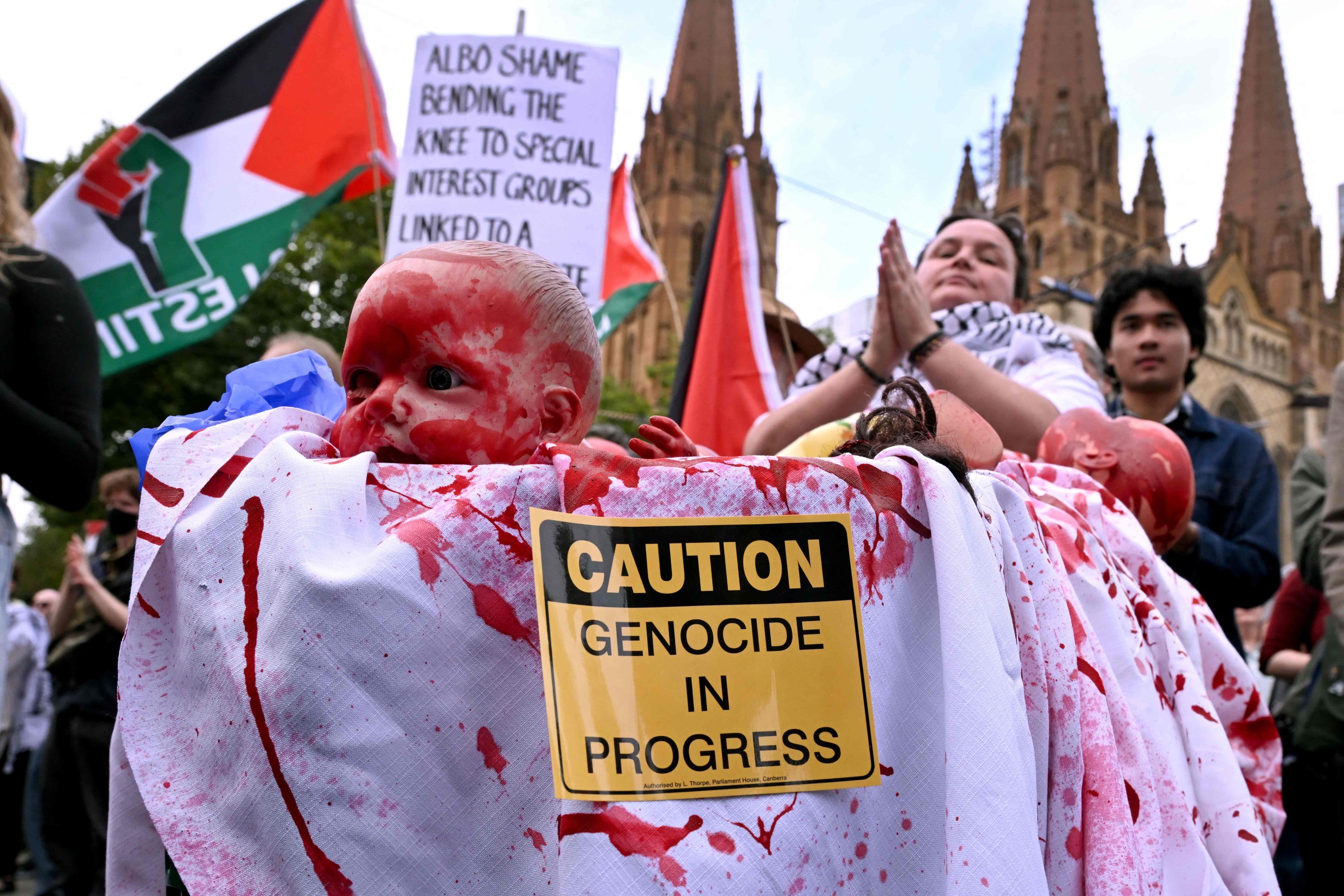 Police use pepper spray as thousands protest Israeli president's visit to Australia