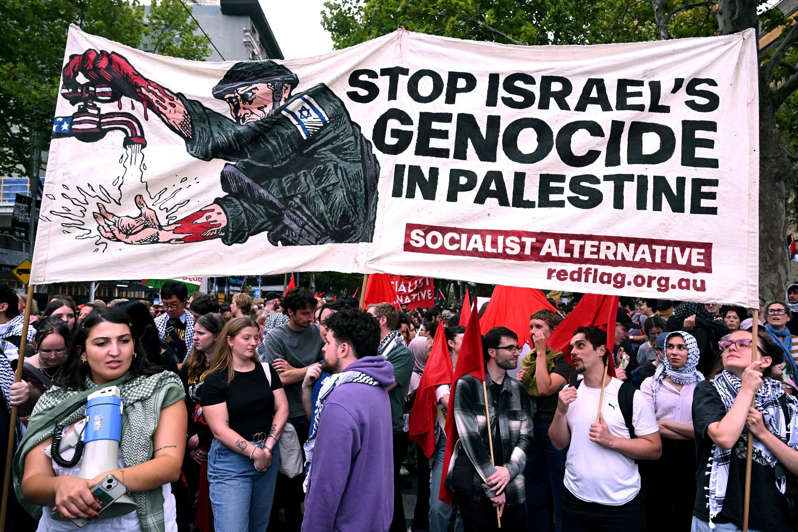 Police use pepper spray as thousands protest Israeli president's visit to Australia