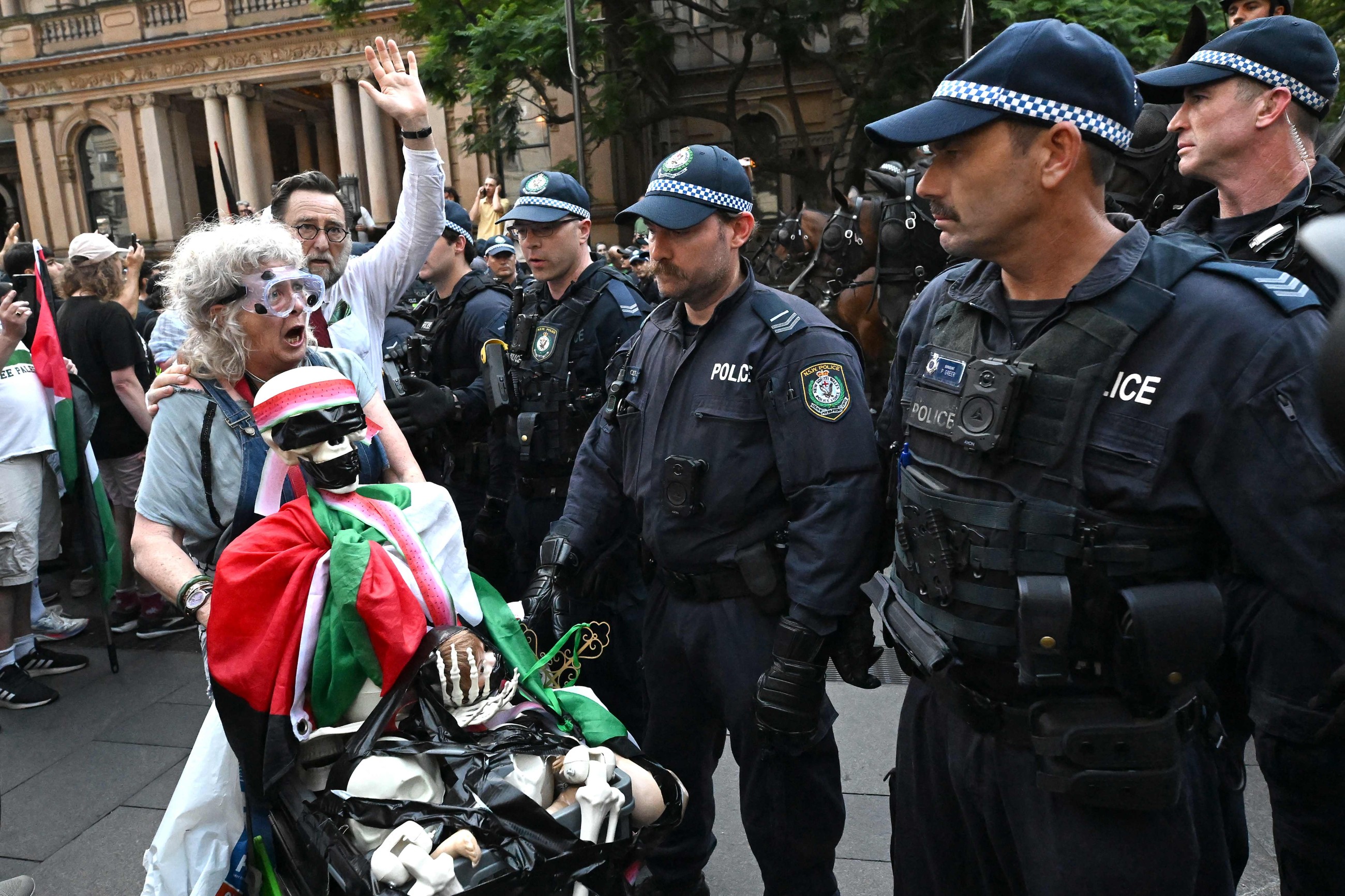 Police use pepper spray as thousands protest Israeli president's visit to Australia