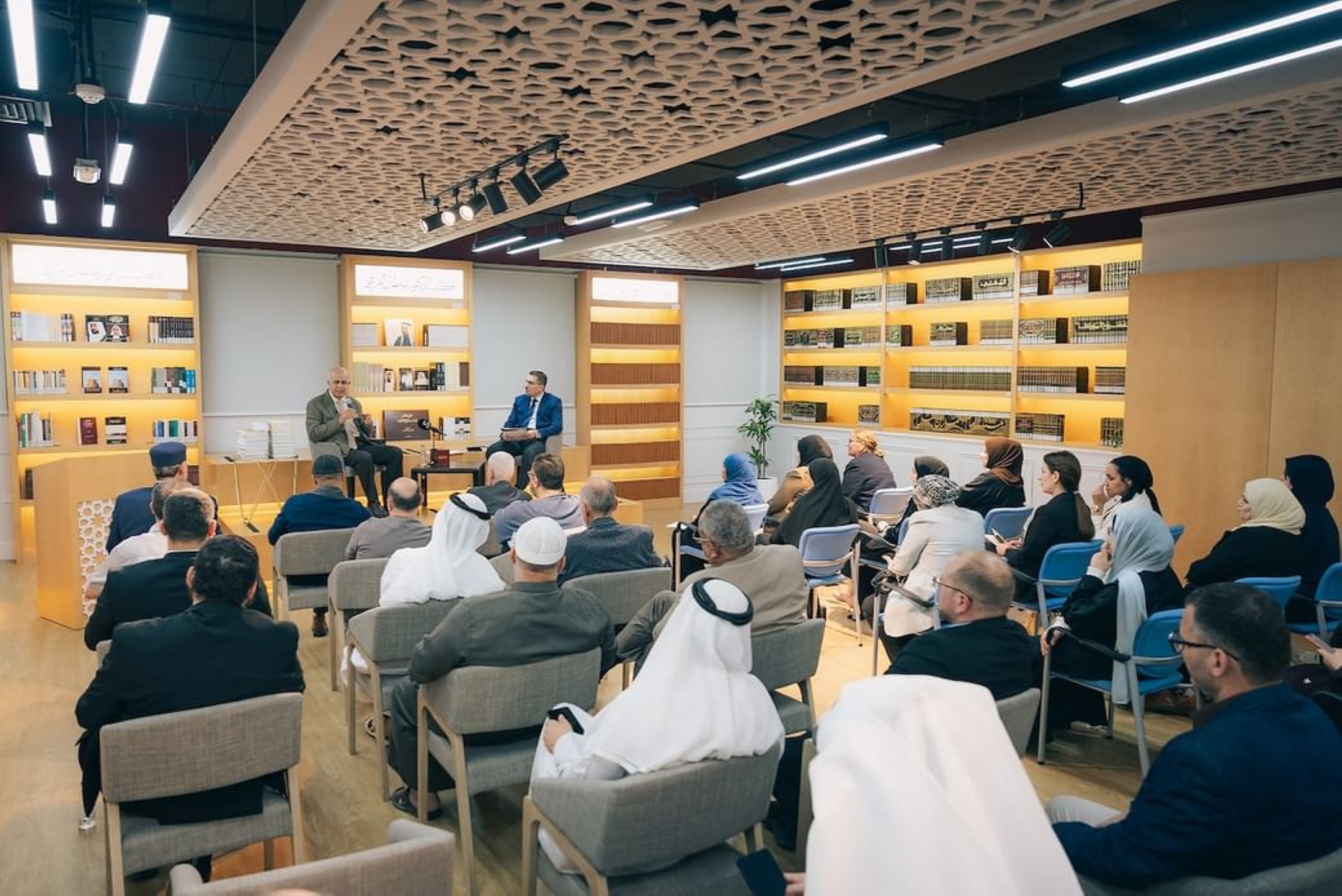 Experts take part in Arabic Language Academy session