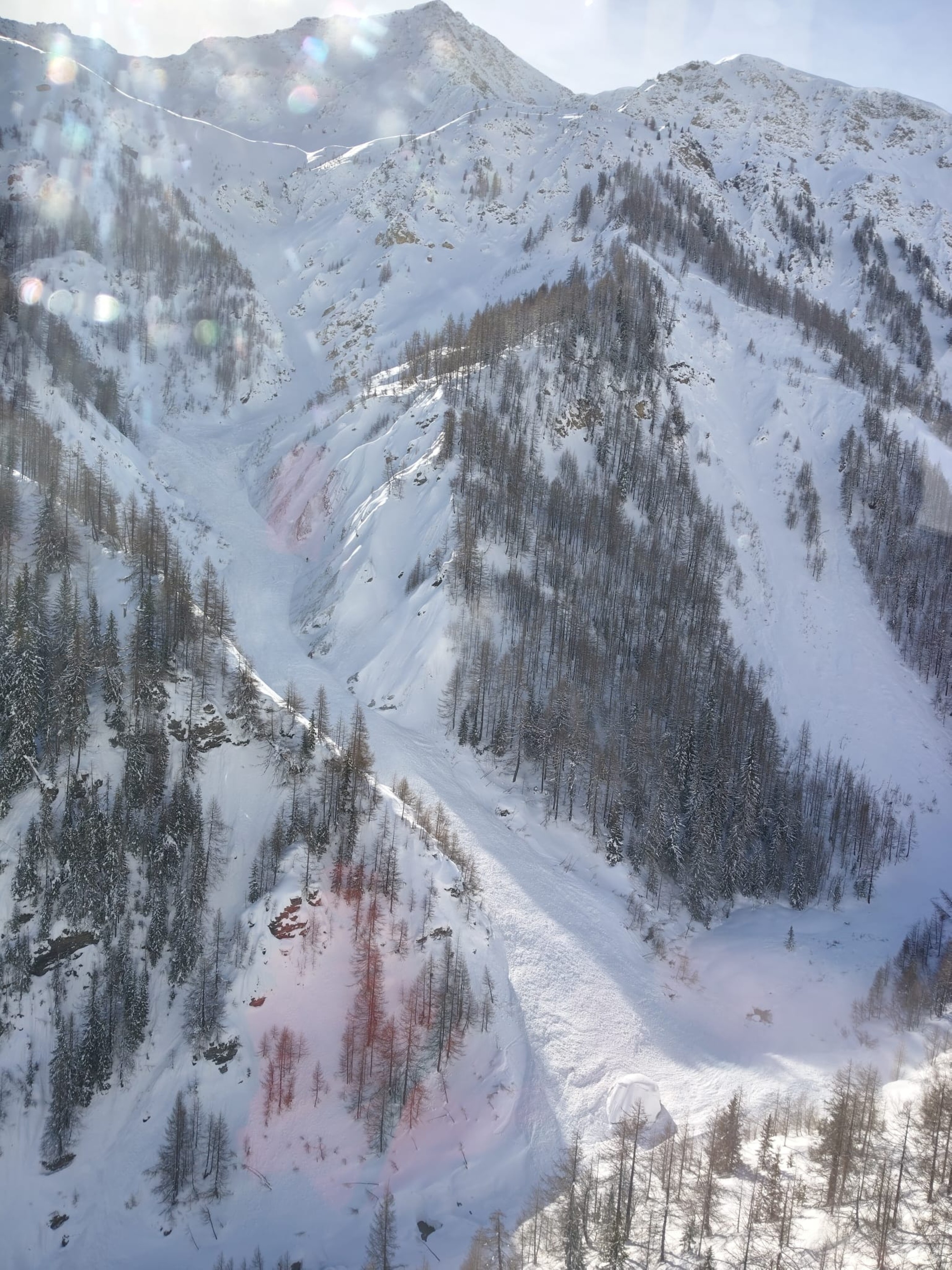 Off-trail avalanche kills 2 skiers and injures 1 in northern Italy