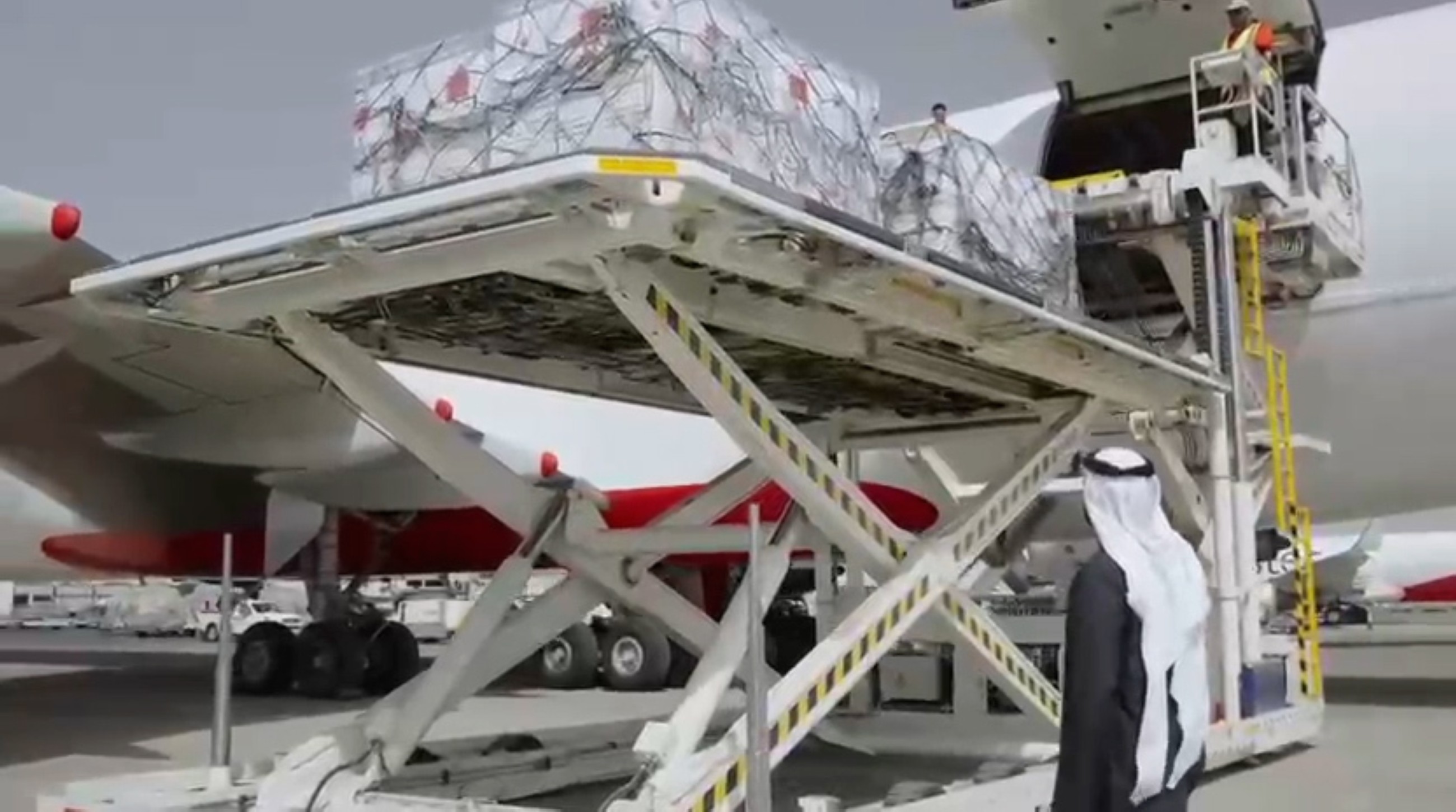 UAE, Bahrain jointly dispatch urgent 100 tonnes of aid to Gaza Strip