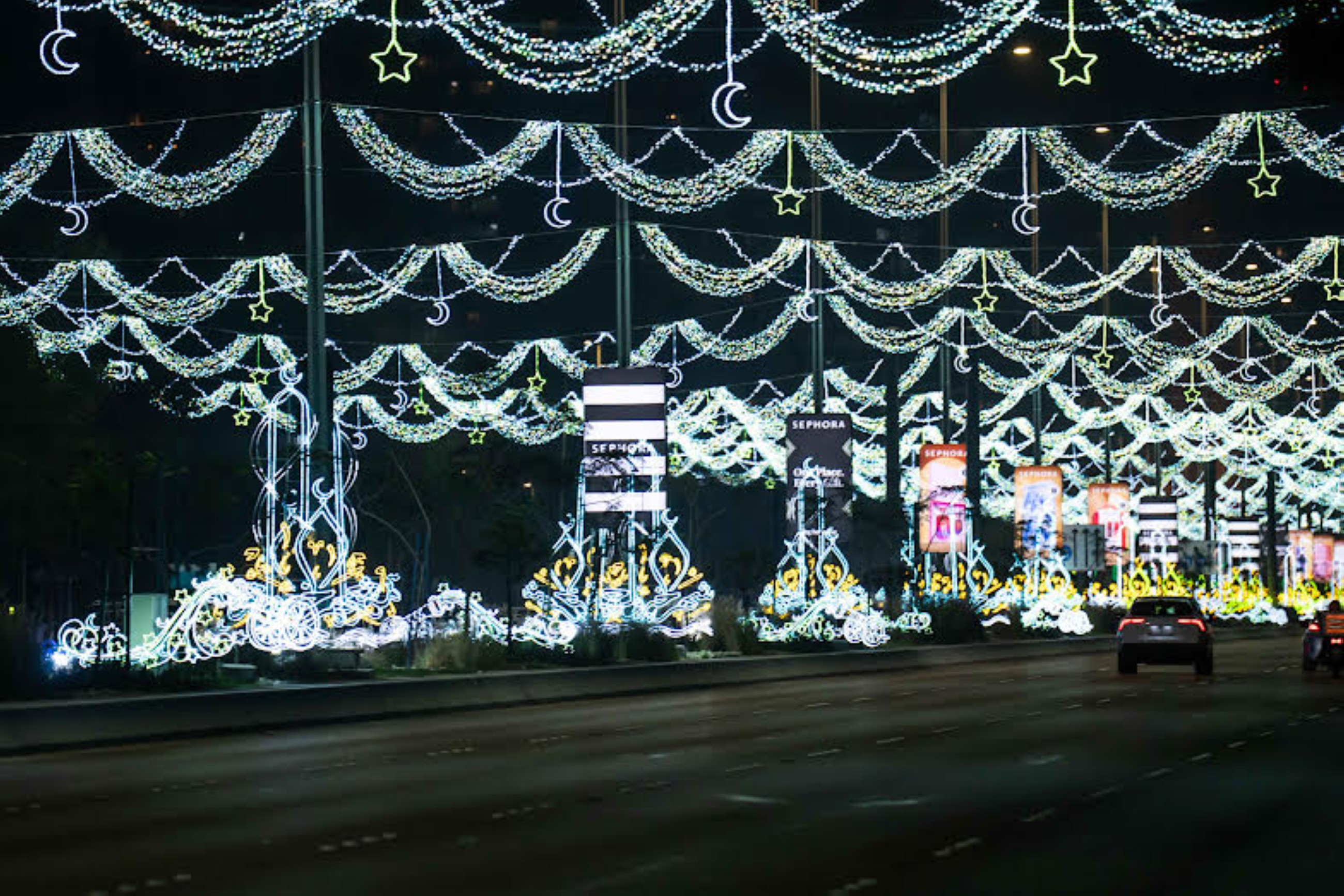Abu Dhabi adorns streets, bridges with over 5,200 illuminated installations