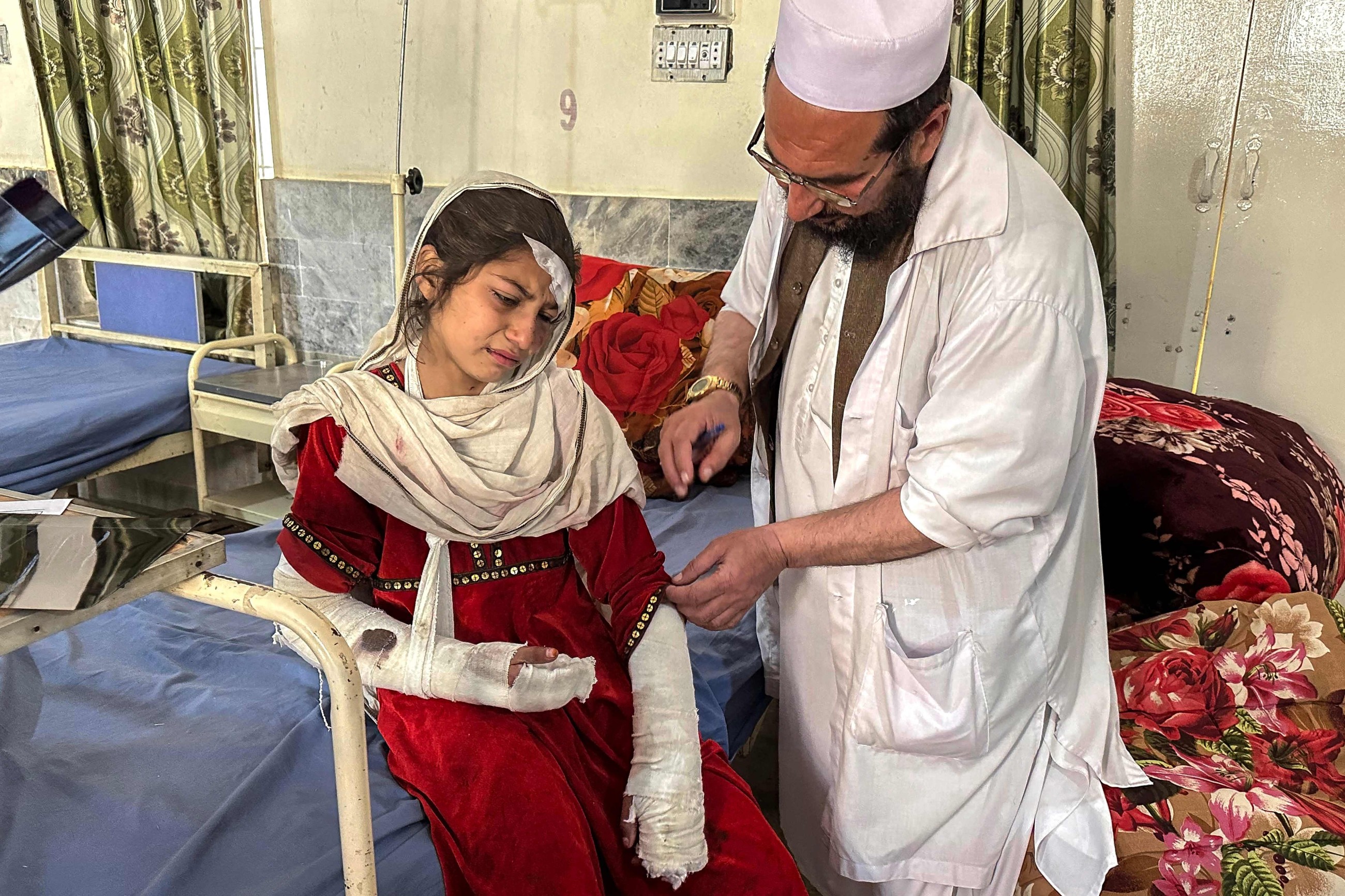 World leaders urge Pakistan, Afghanistan to end fighting