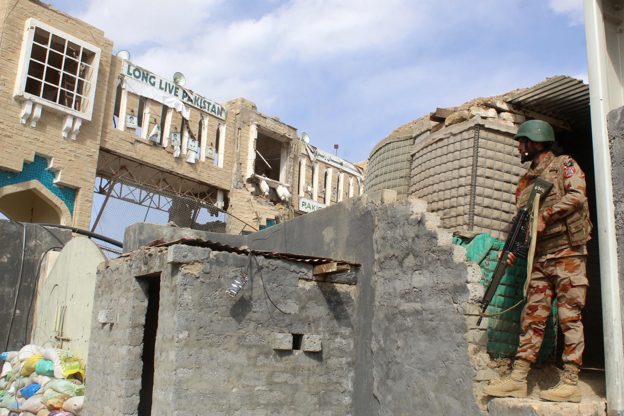 World leaders urge Pakistan, Afghanistan to end fighting