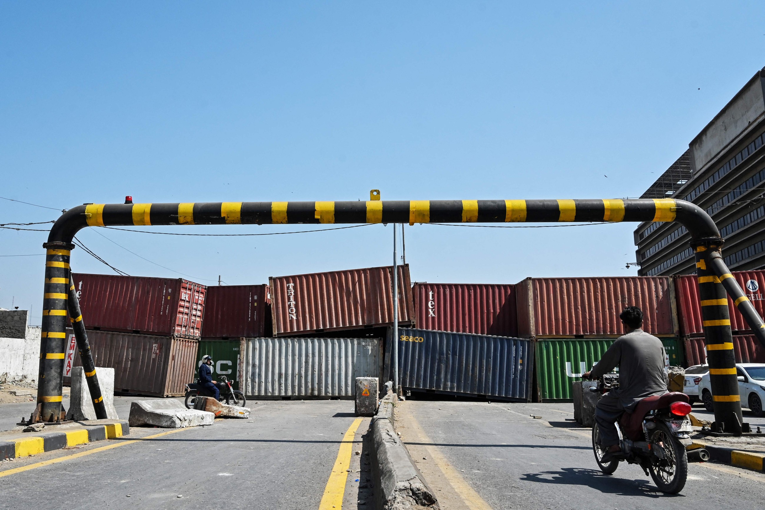 US orders non-emergency consular staff in Karachi, Lahore to leave Pakistan