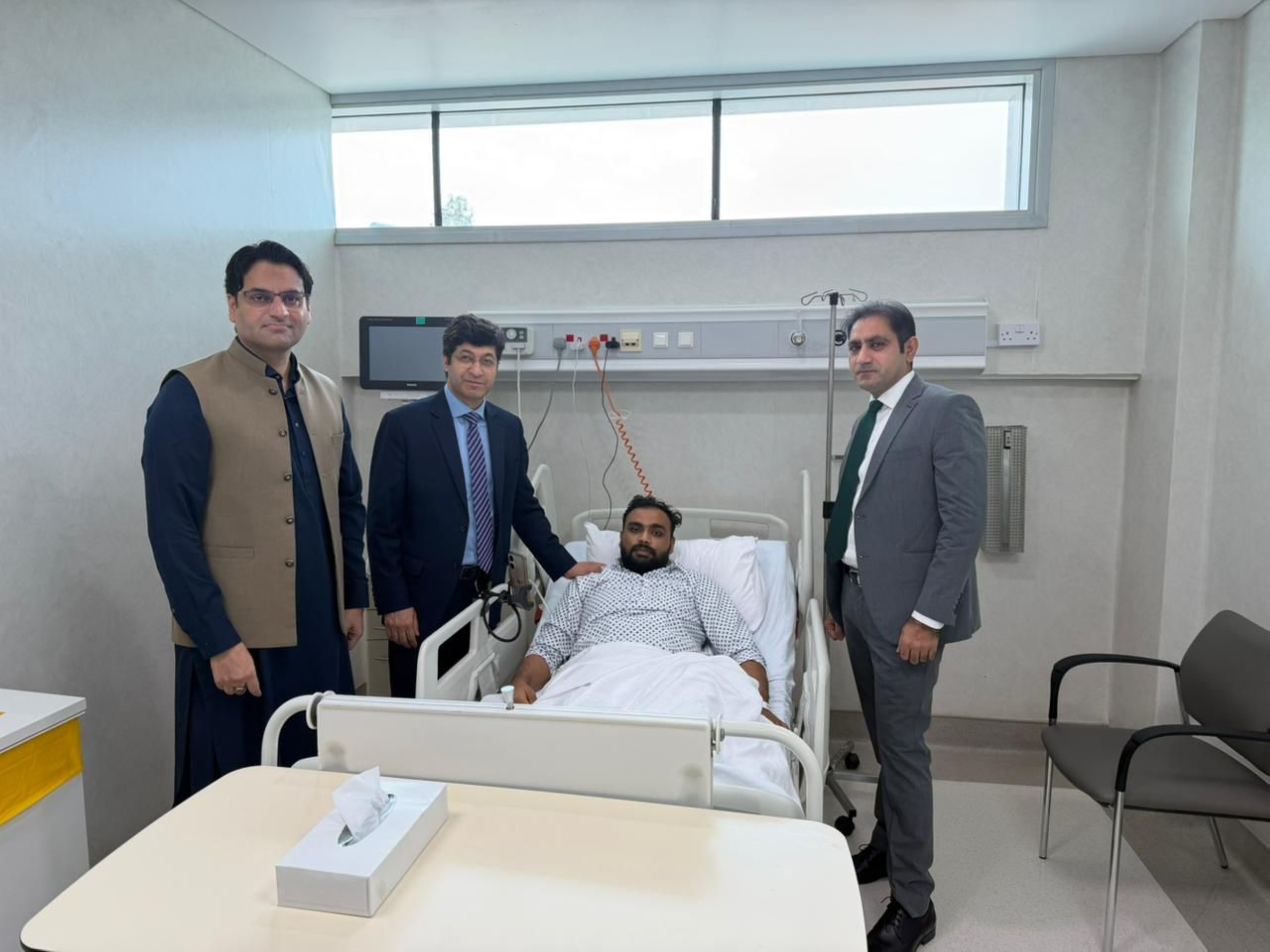 Consul General visits injured Pakistani expats at Rashid Hospital in Dubai