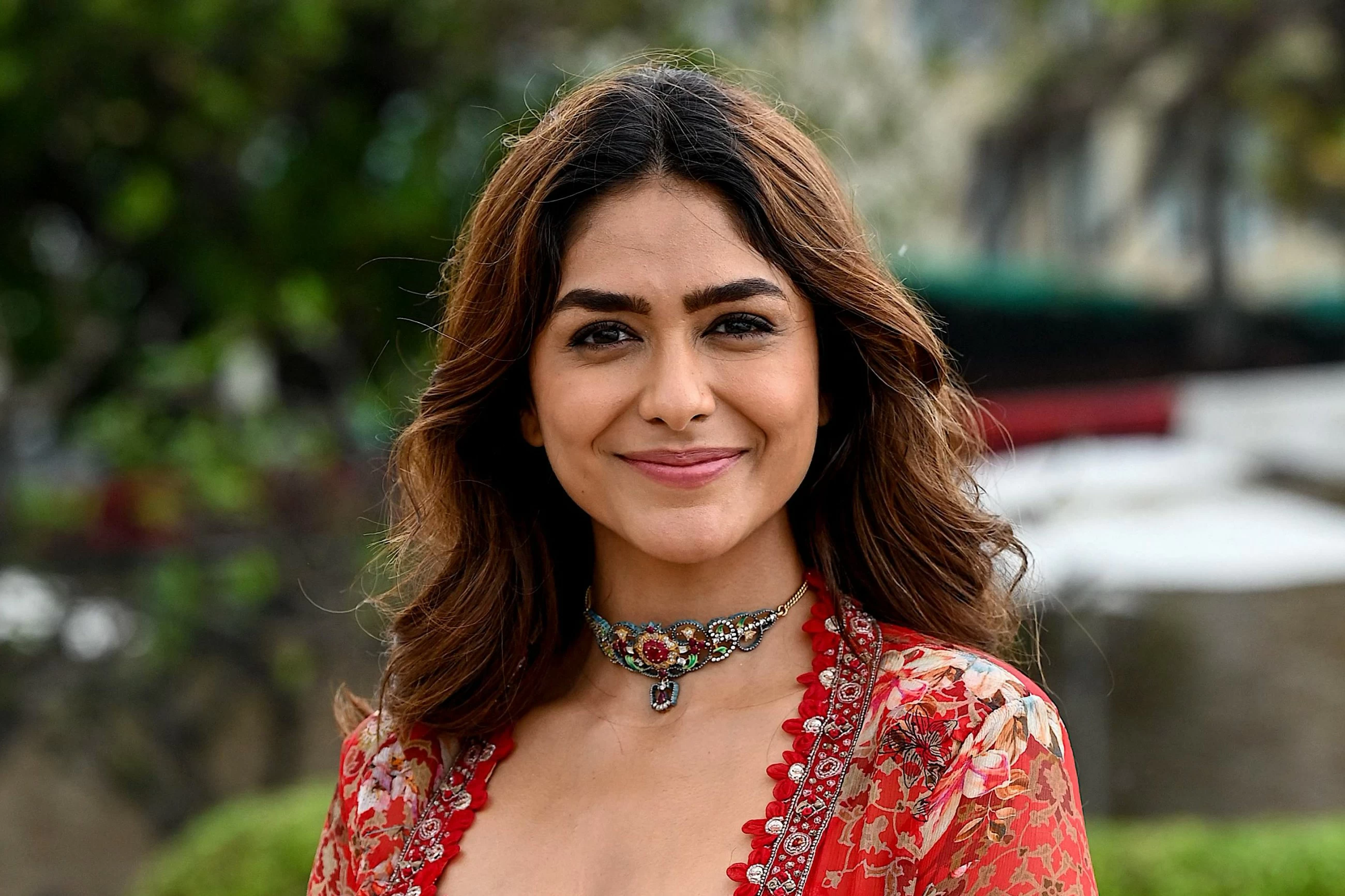 Mrunal Thakur reunites with BFFs from her former TV show &lsquo;Kumkum Bhagya&rsquo;