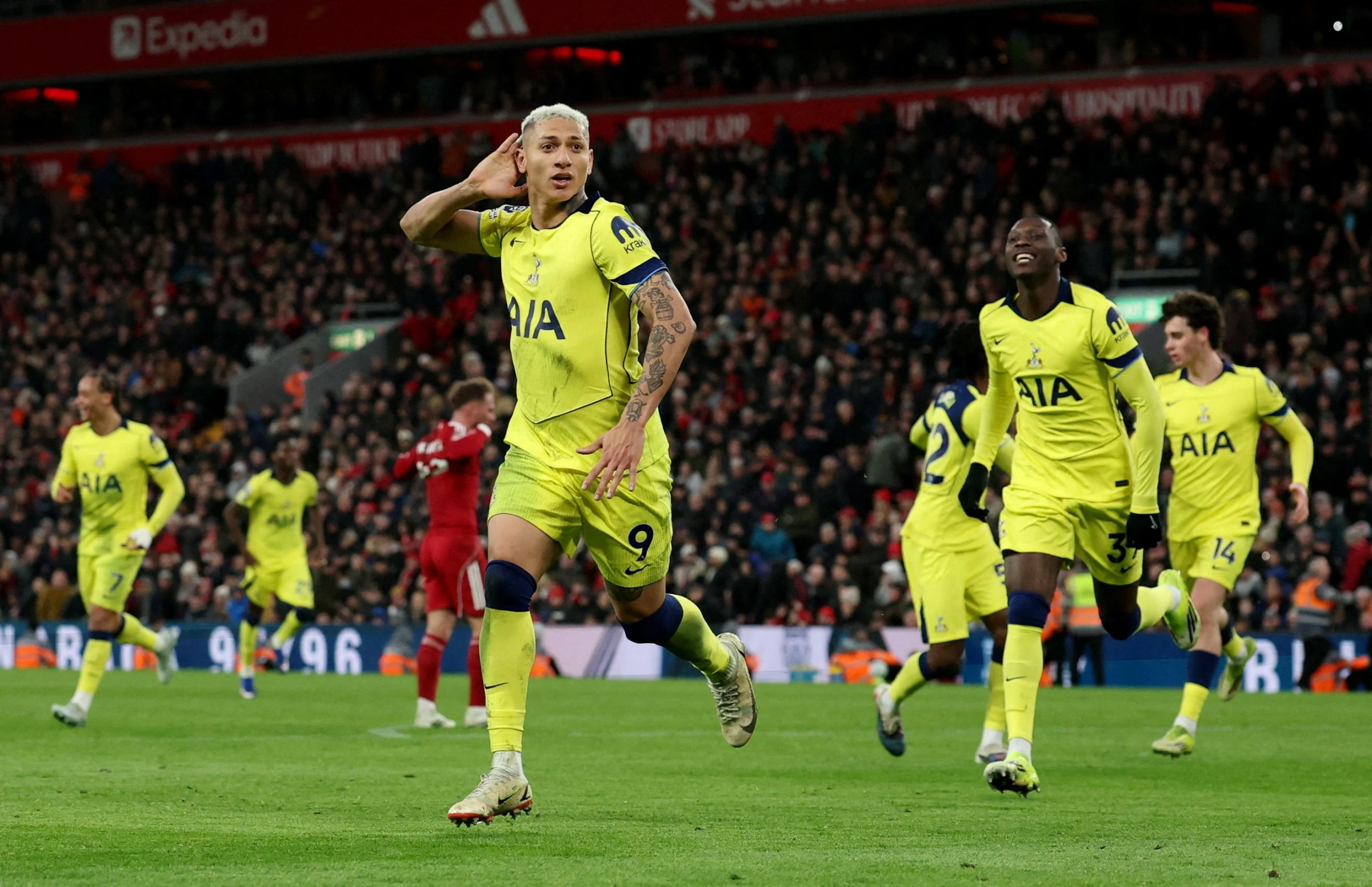 Spurs snatch draw at Liverpool, Manchester United boost top-four bid