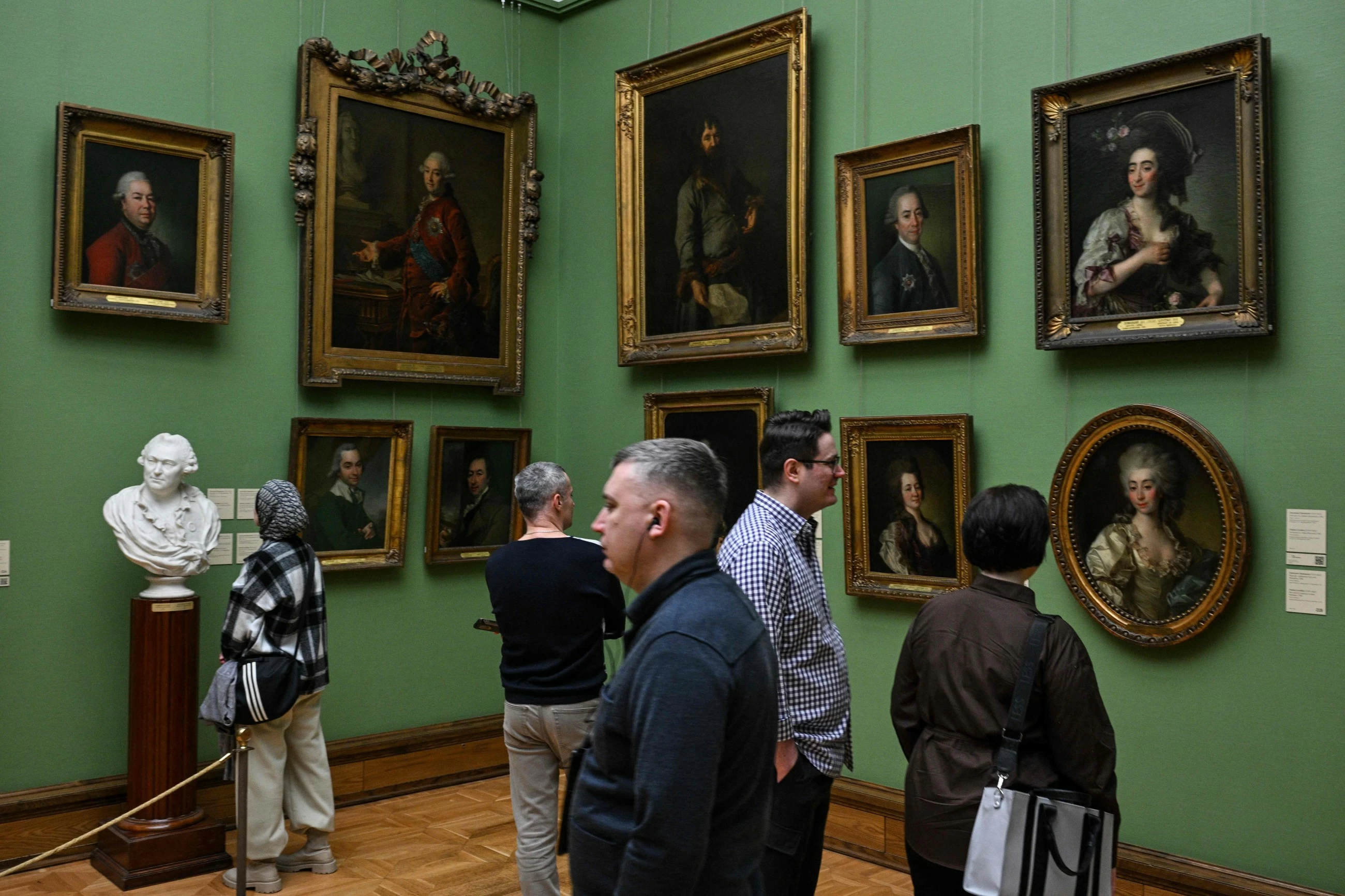 Muscovites turn to culture and art to detach from the reality of war