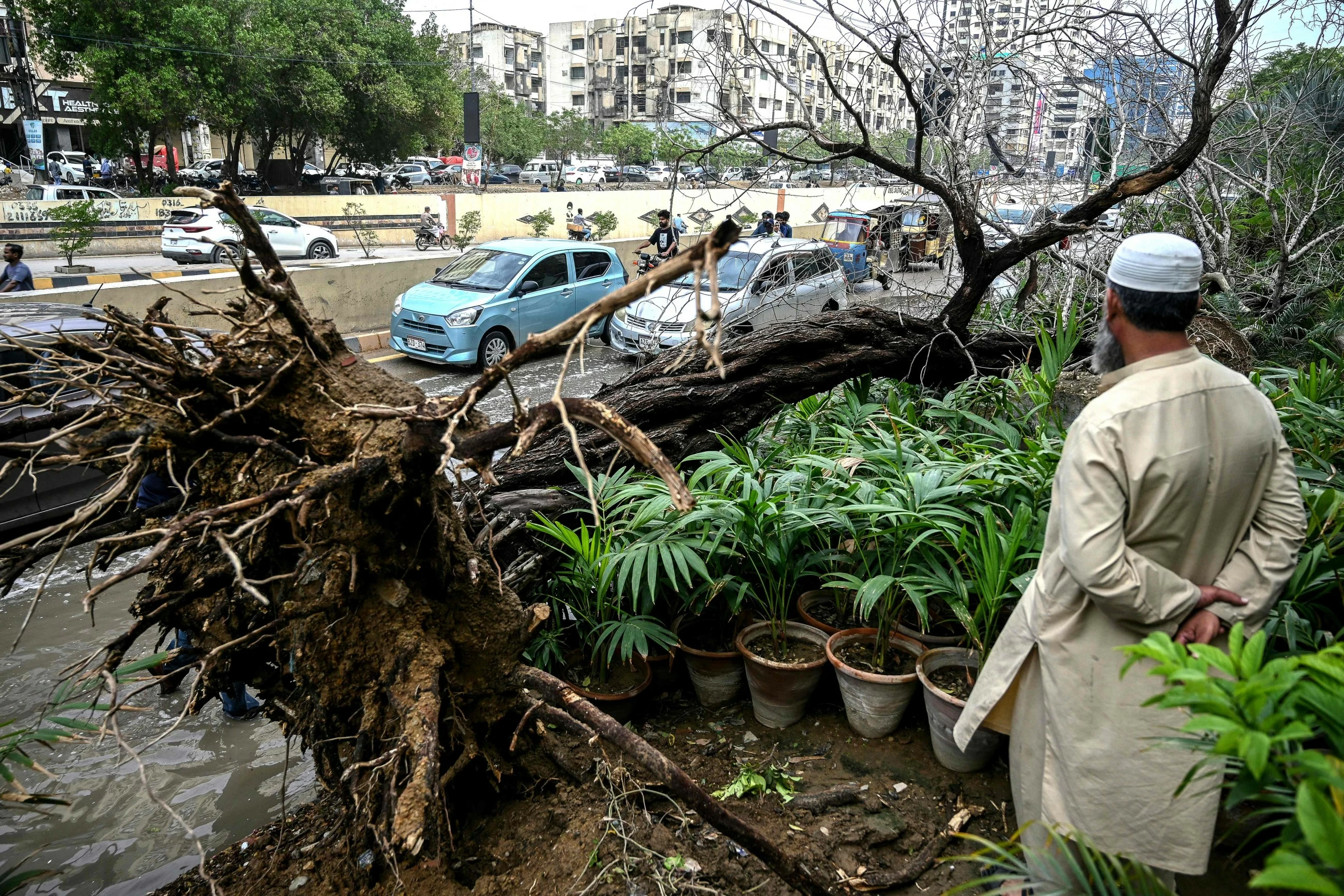 20 dead as rain, strong winds wreak havoc in Pakistani city of Karachi