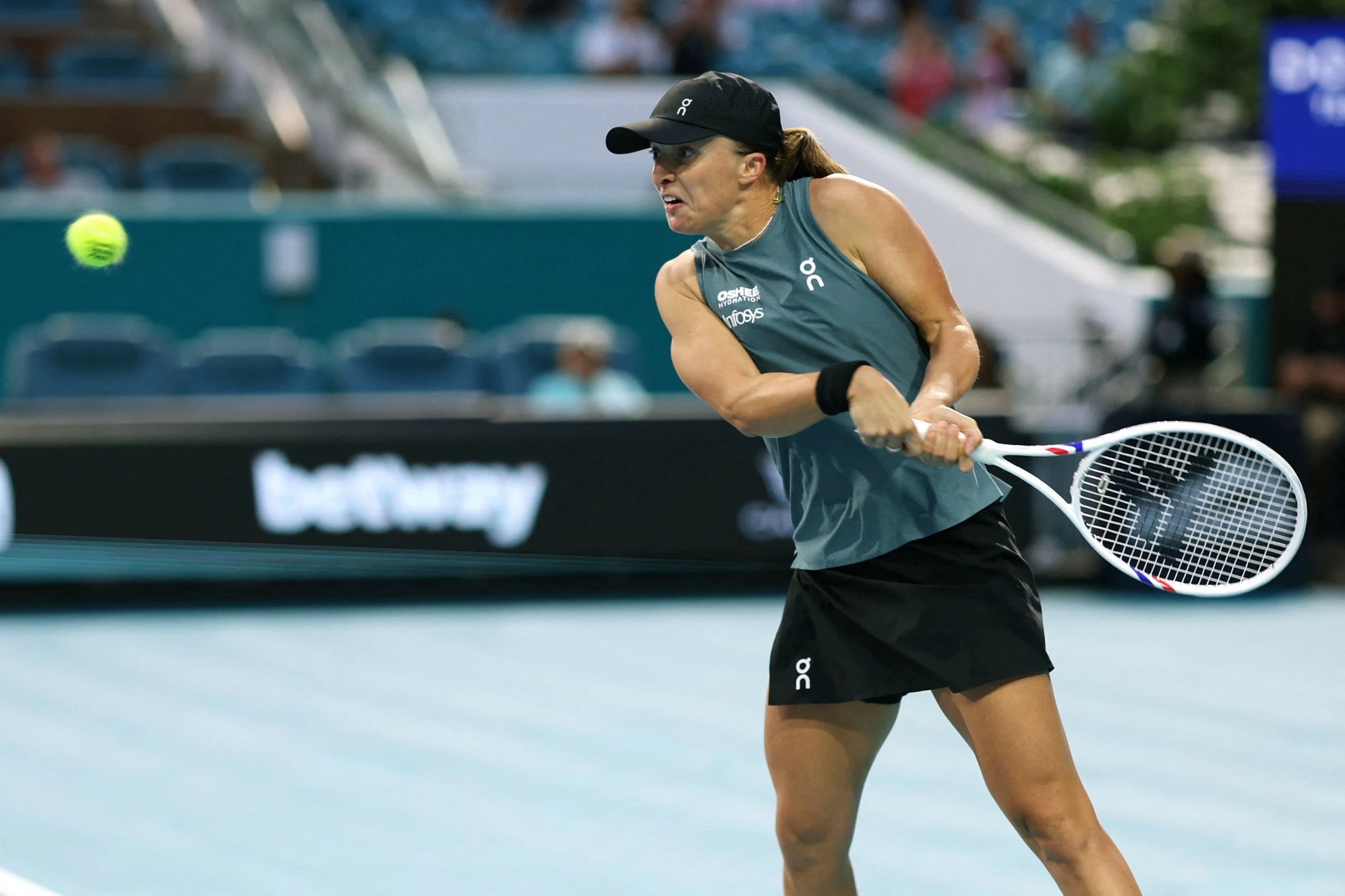 Swiatek stunned at Miami Open by 50th-ranked Linette