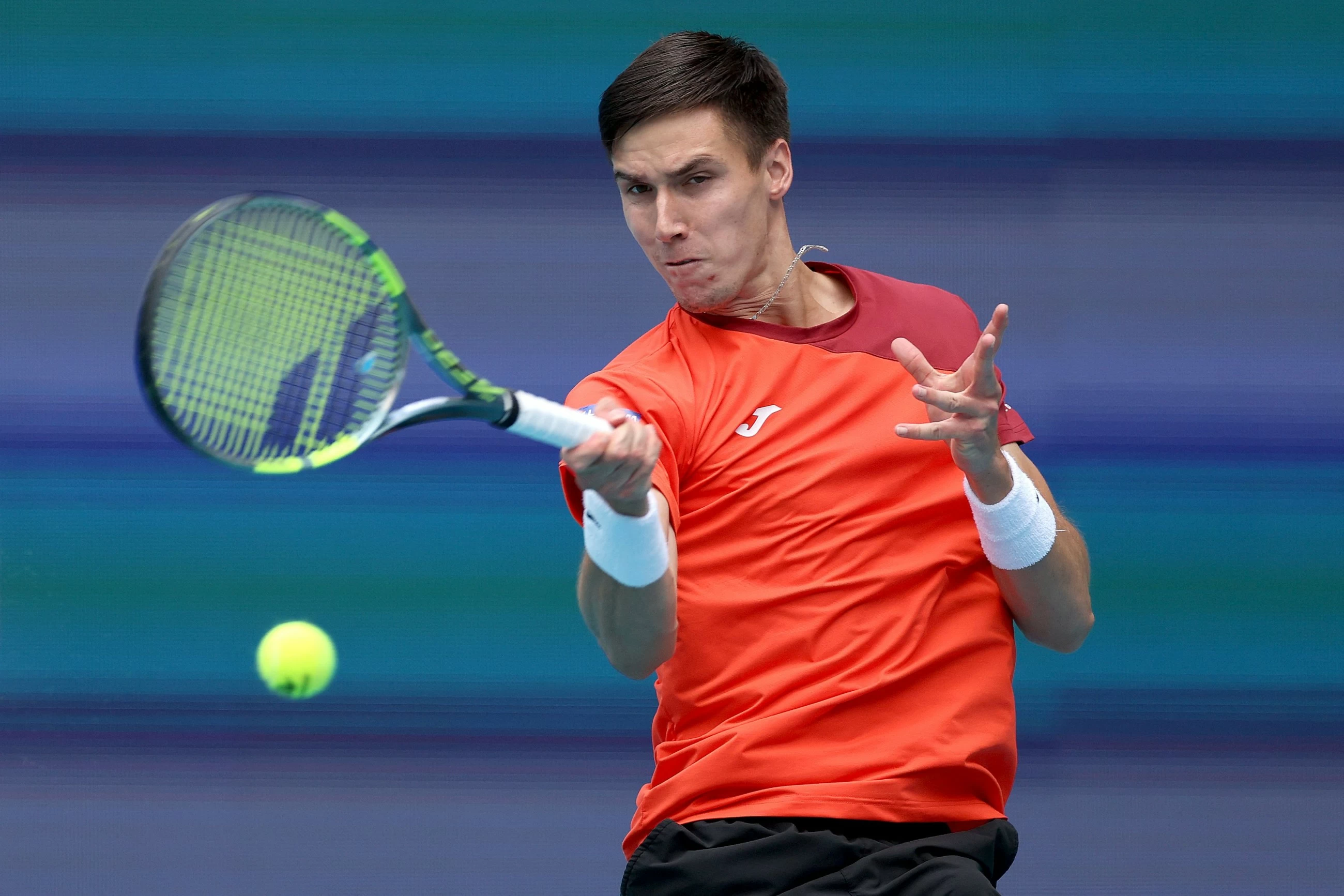 Swiatek stunned at Miami Open by 50th-ranked Linette