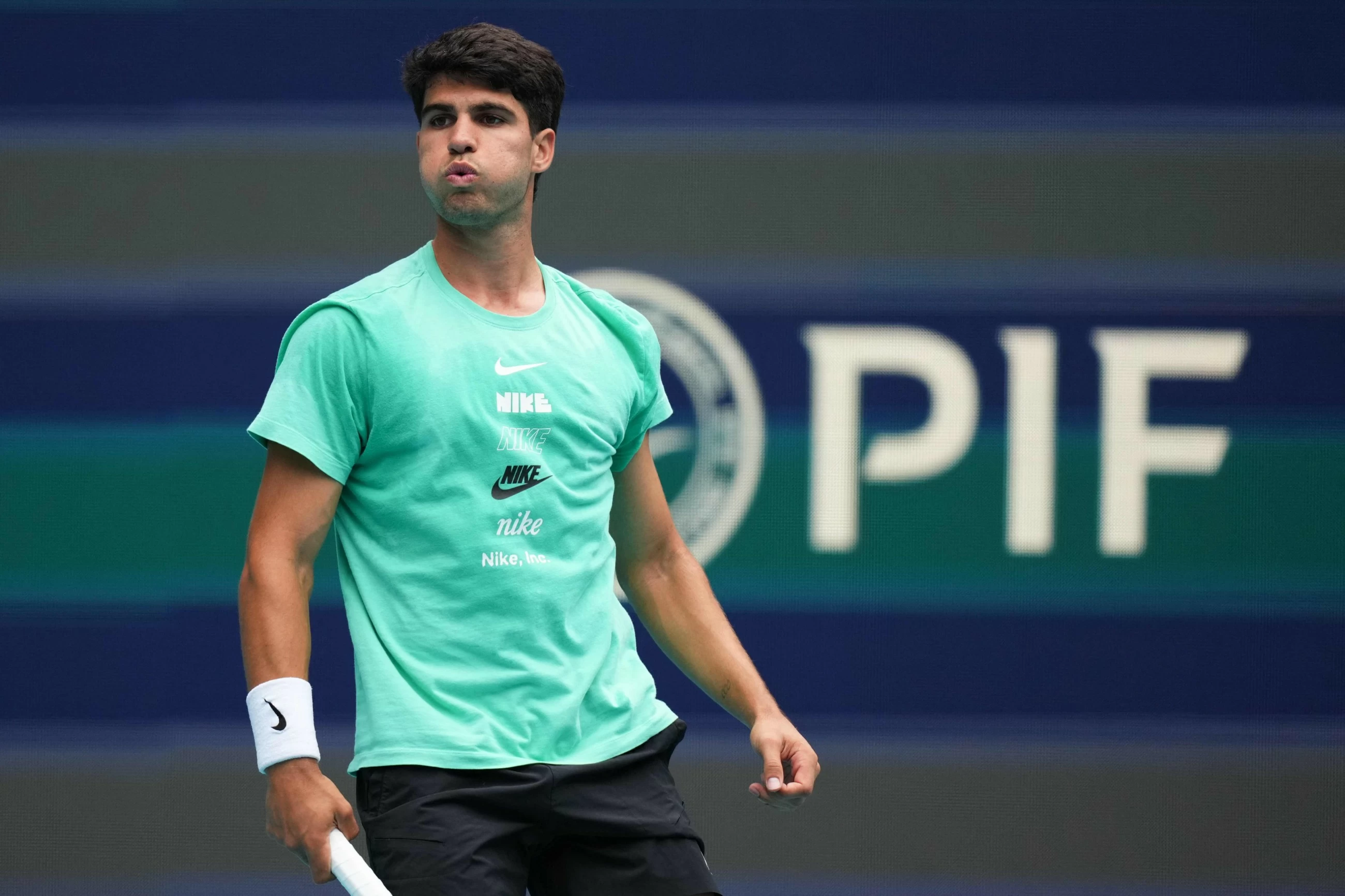 Swiatek stunned at Miami Open by 50th-ranked Linette