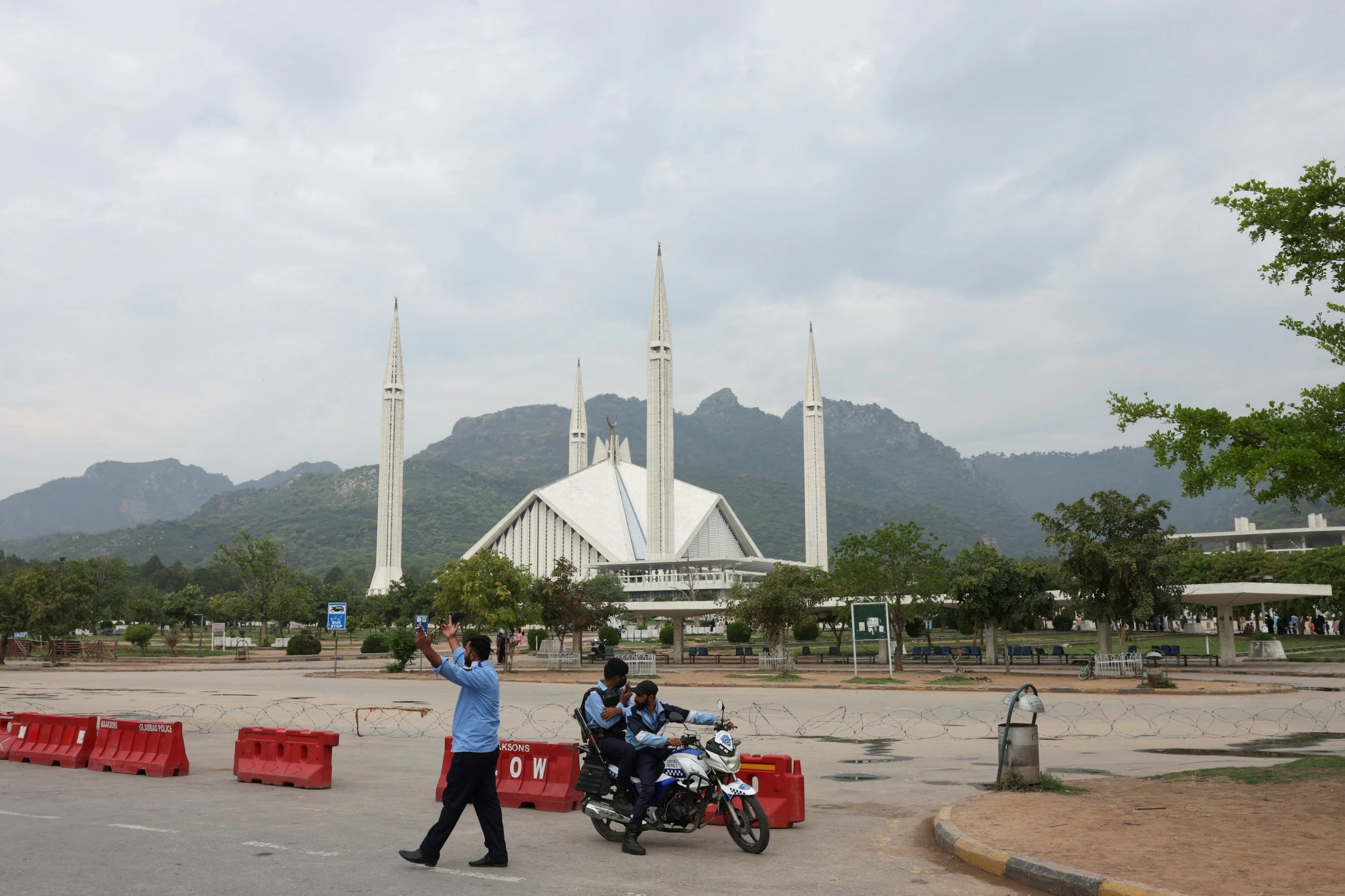 Pakistan relaying messages in US-Iran indirect peace talks, says foreign minister