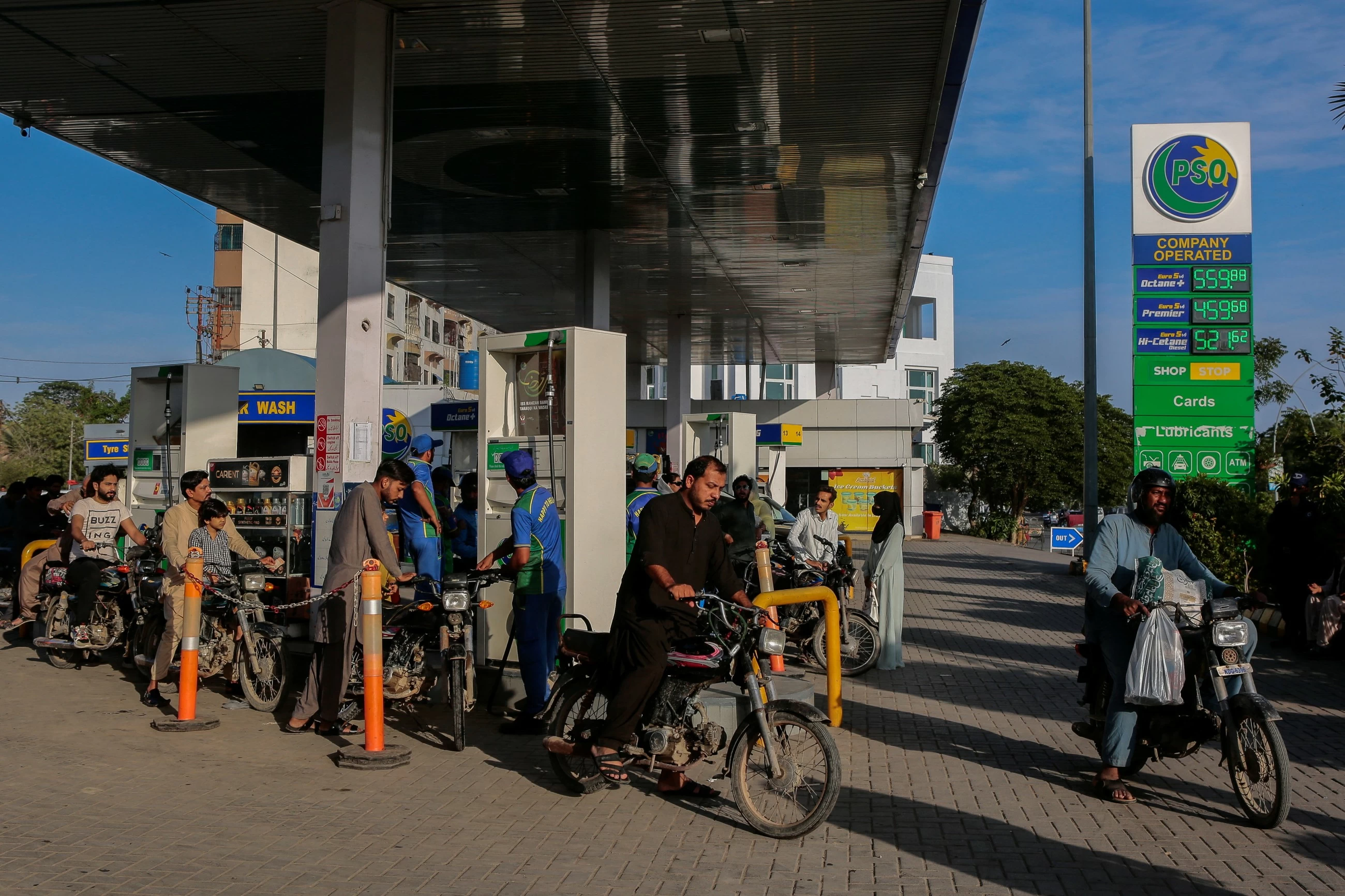 Pakistan announces free public transport as energy crisis bites