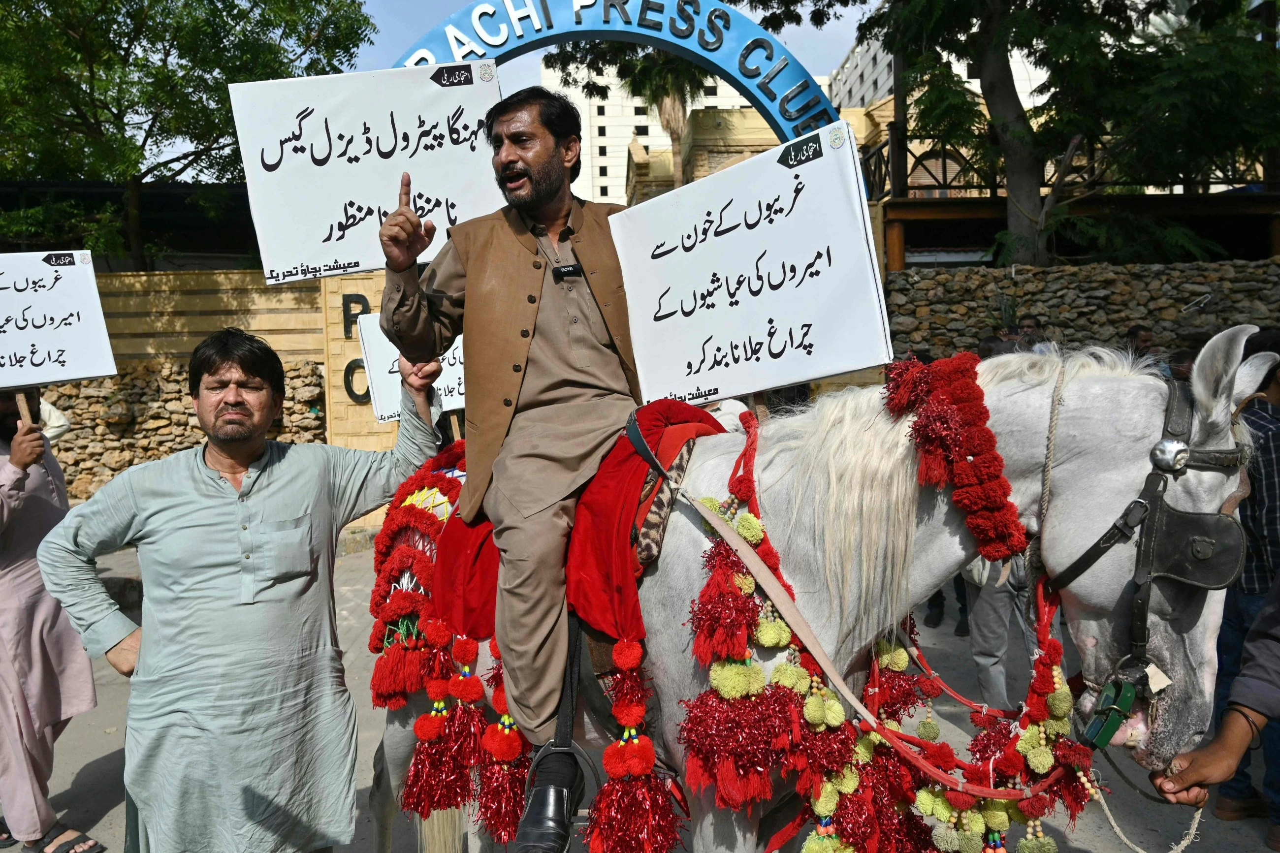 Markets, shopping malls to close at 8:00pm in two Pakistani provinces to save energy